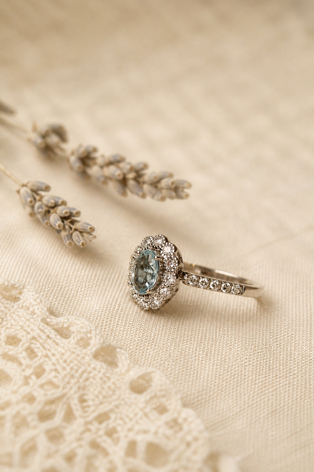 Anillo oro blanco, aguamarina y brillantes