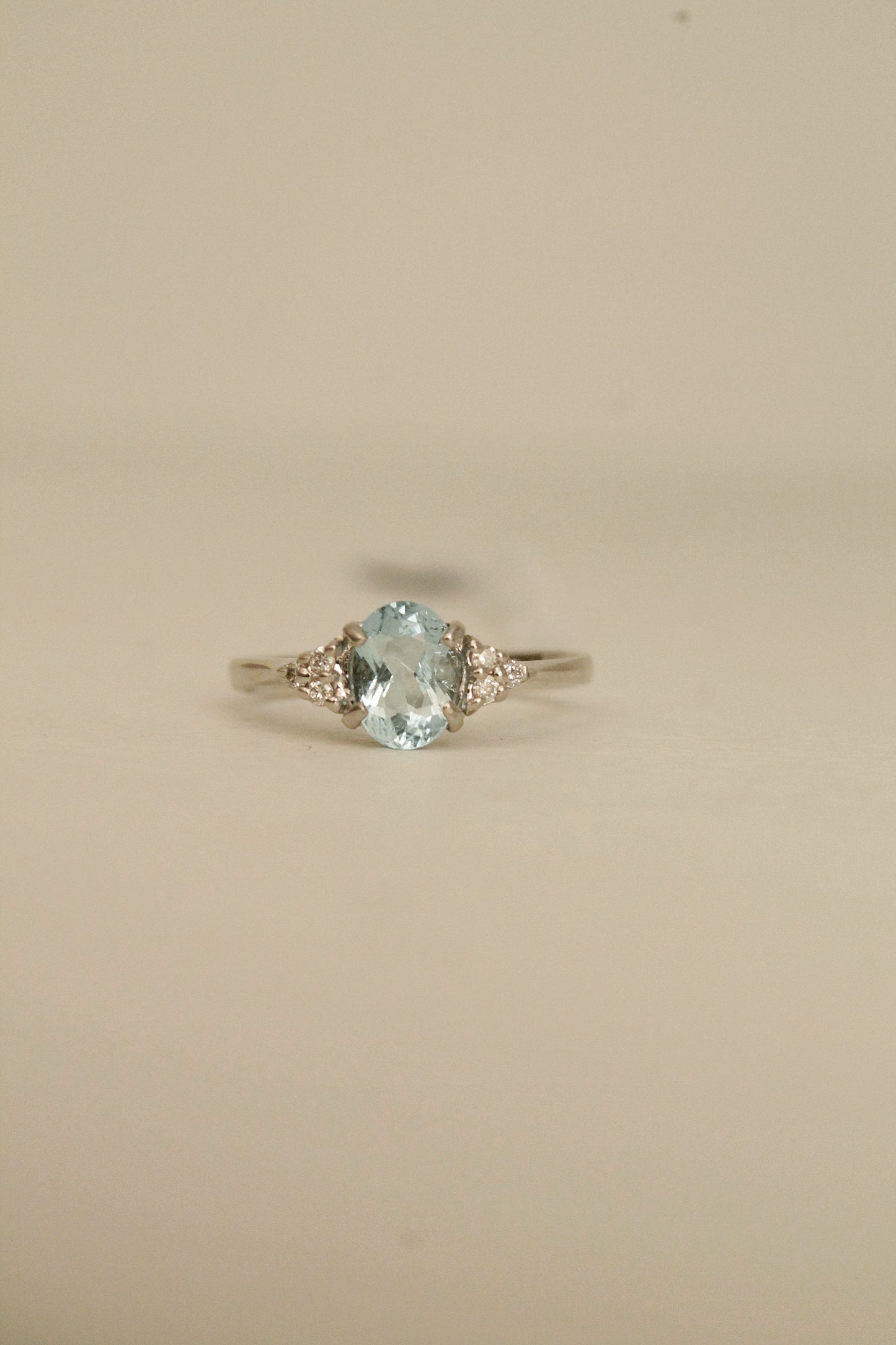 Anillo oro blanco, aguamarina y brillantes