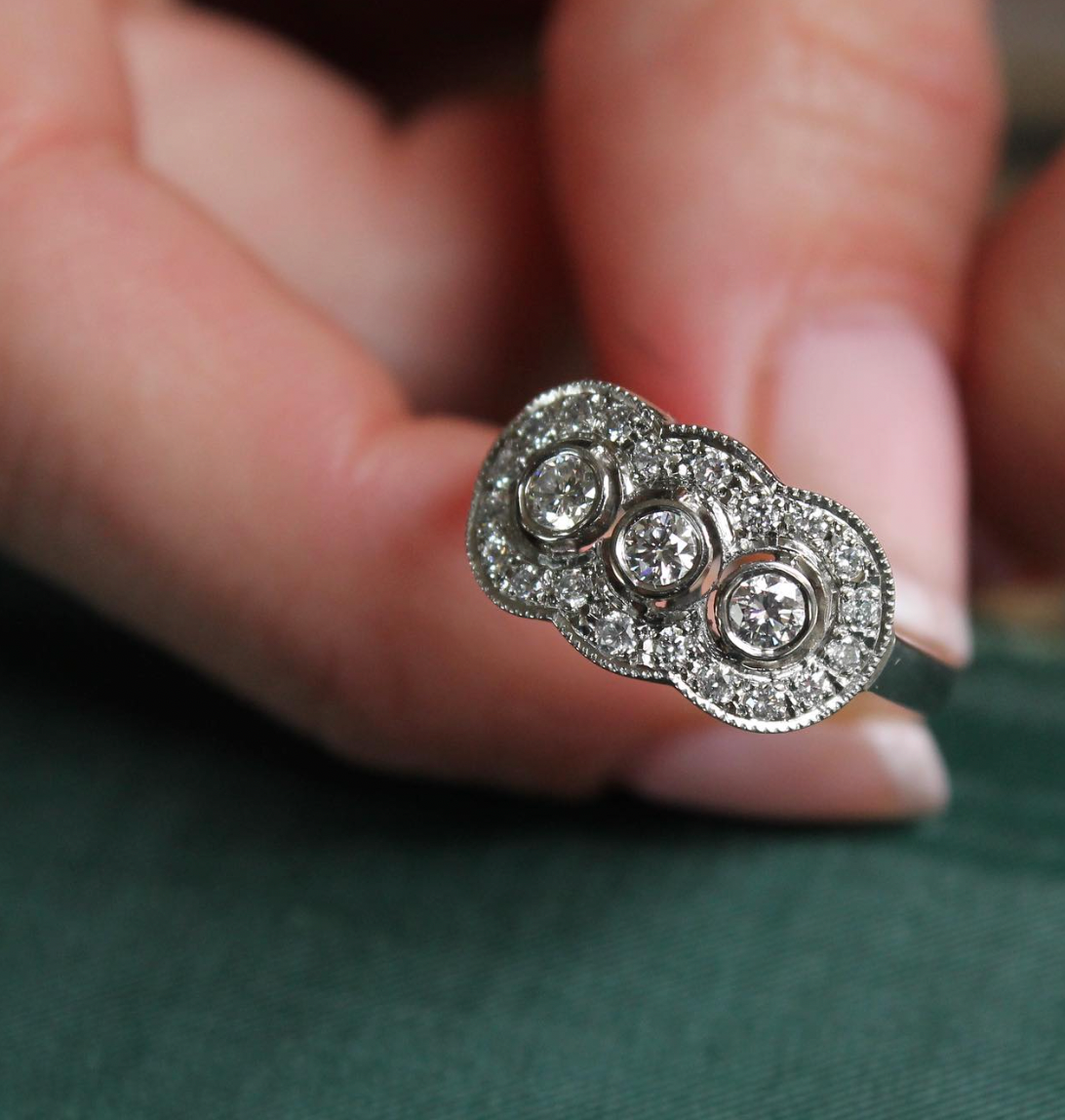 Anillo a pedido, hecho a mano, platino y brillantes.