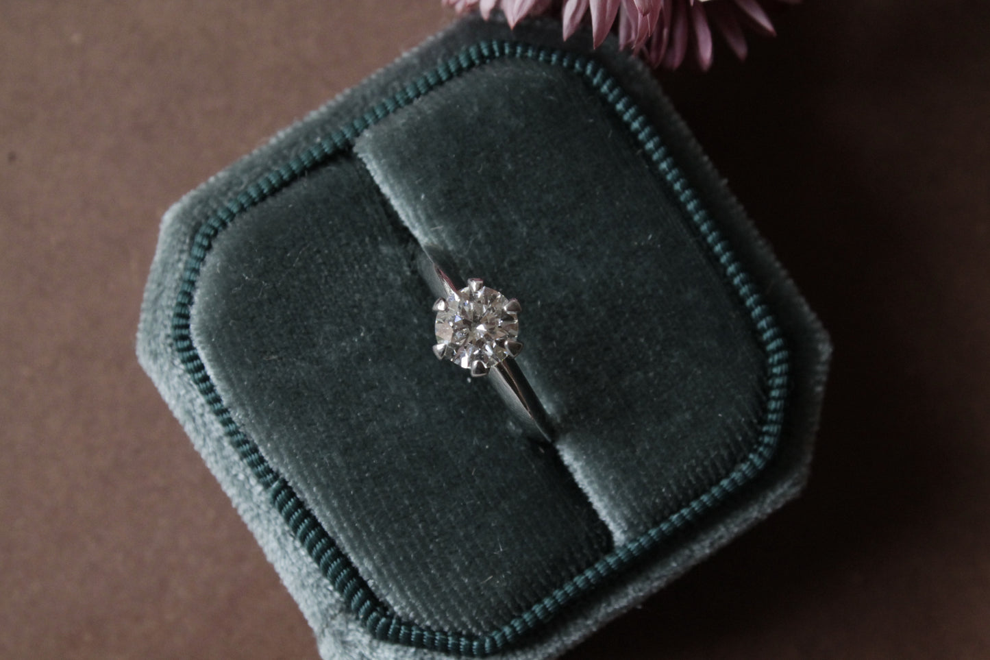 Anillo solitario oro blanco