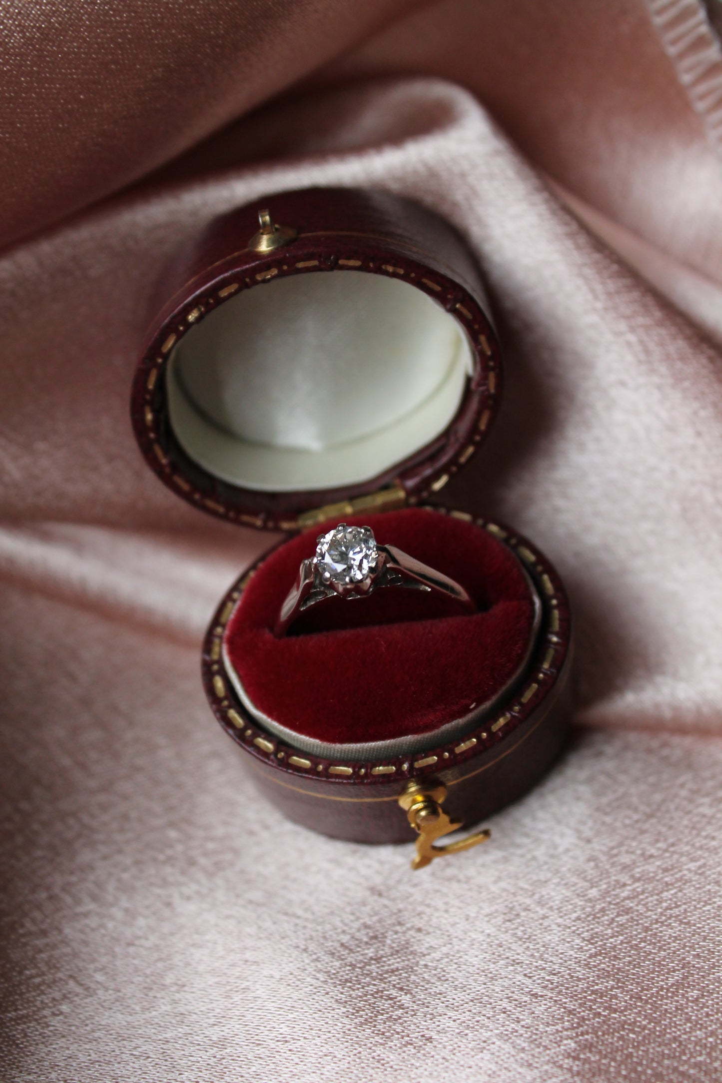 Anillo modelo solitario, hecho a mano, oro blanco y brillante