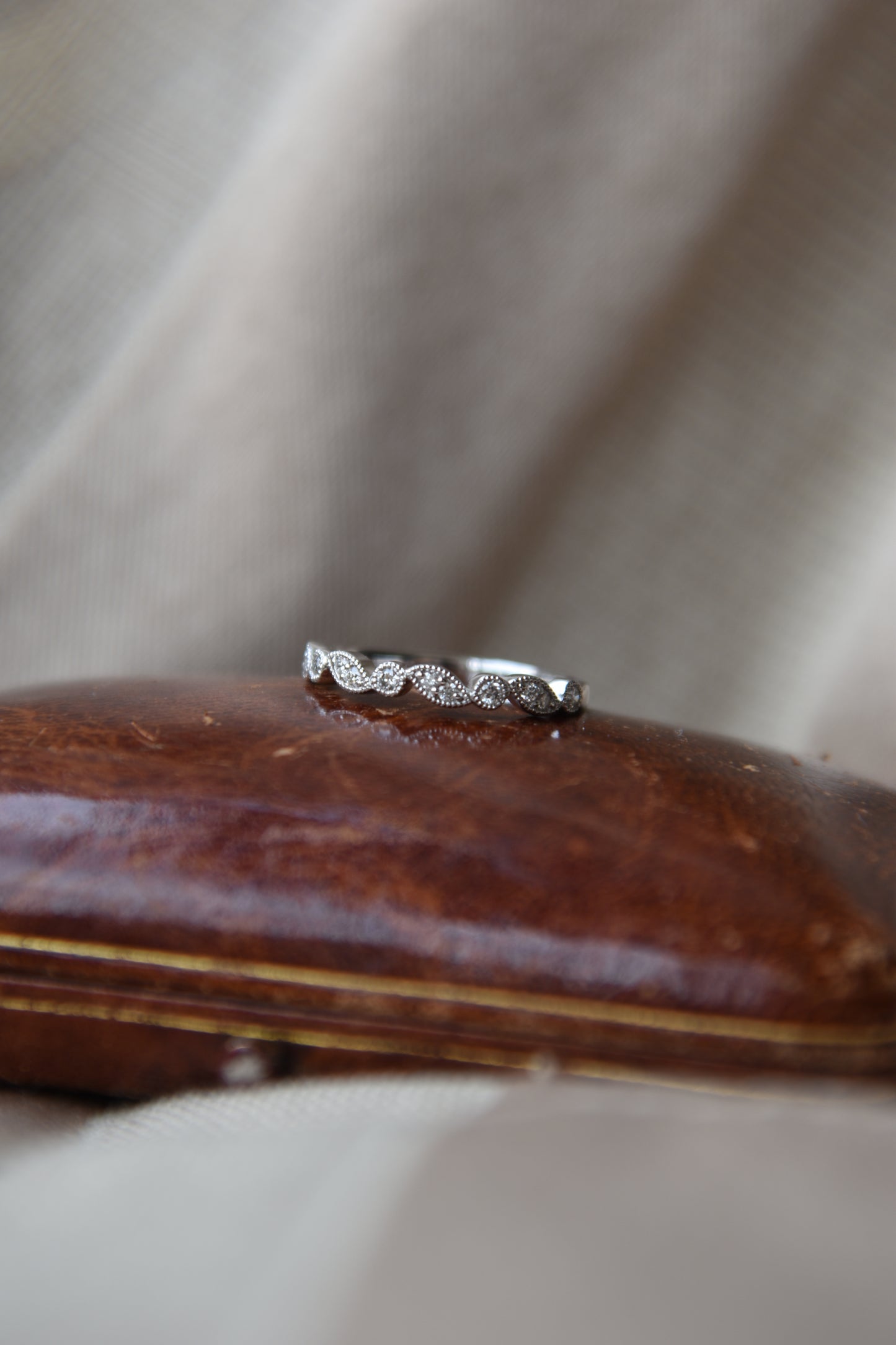 Anillo medio cintillo, oro blanco con baño de rodio y brillantes