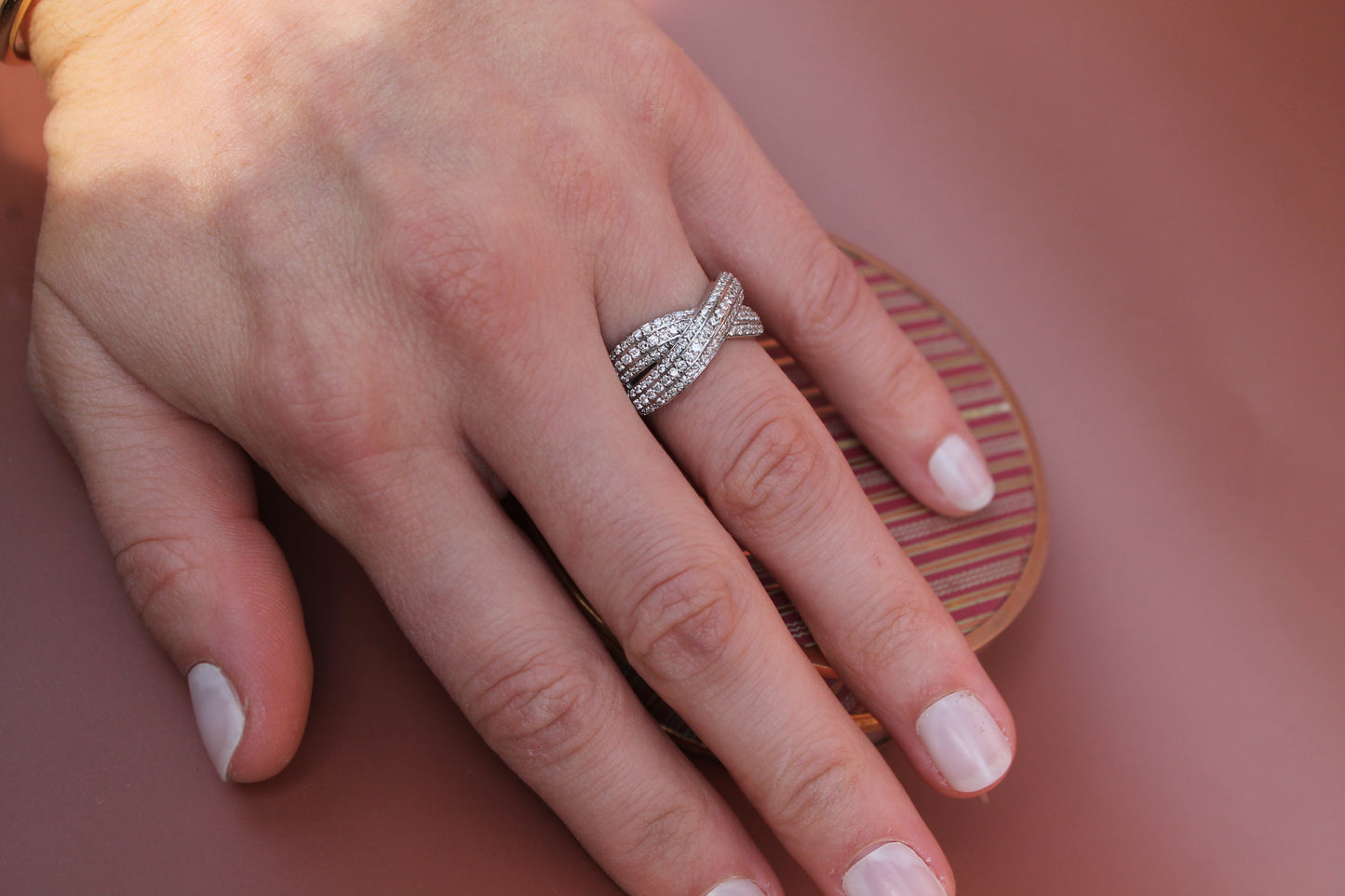 Anillo contemporáneo entrelazado, hecho a mano, oro blanco Italiano y brillantes.
