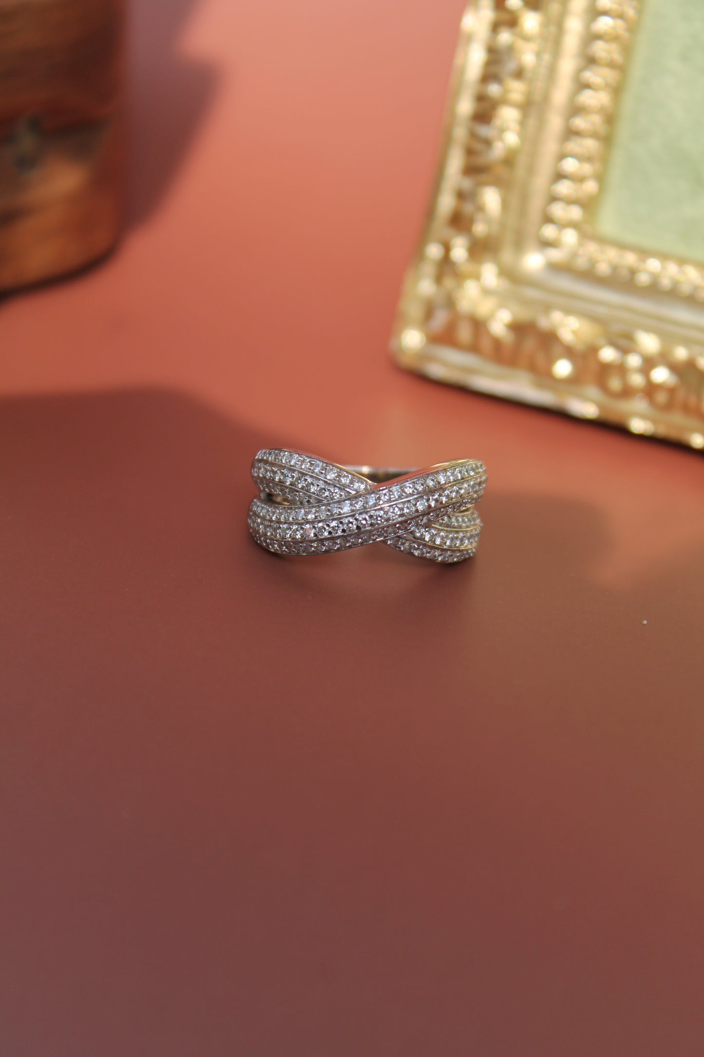 Anillo contemporáneo entrelazado, hecho a mano, oro blanco Italiano y brillantes.