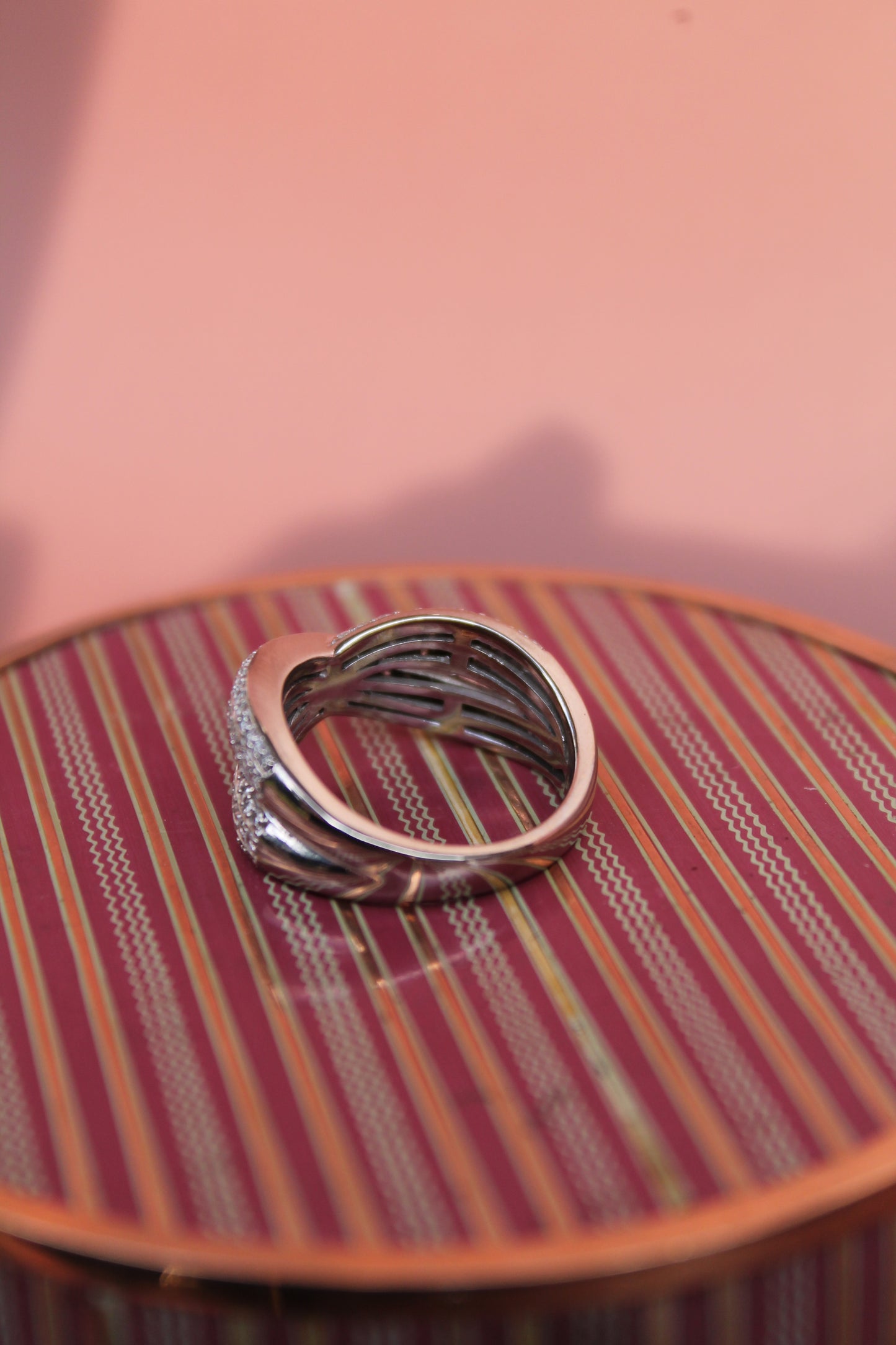 Anillo contemporáneo entrelazado, hecho a mano, oro blanco Italiano y brillantes.
