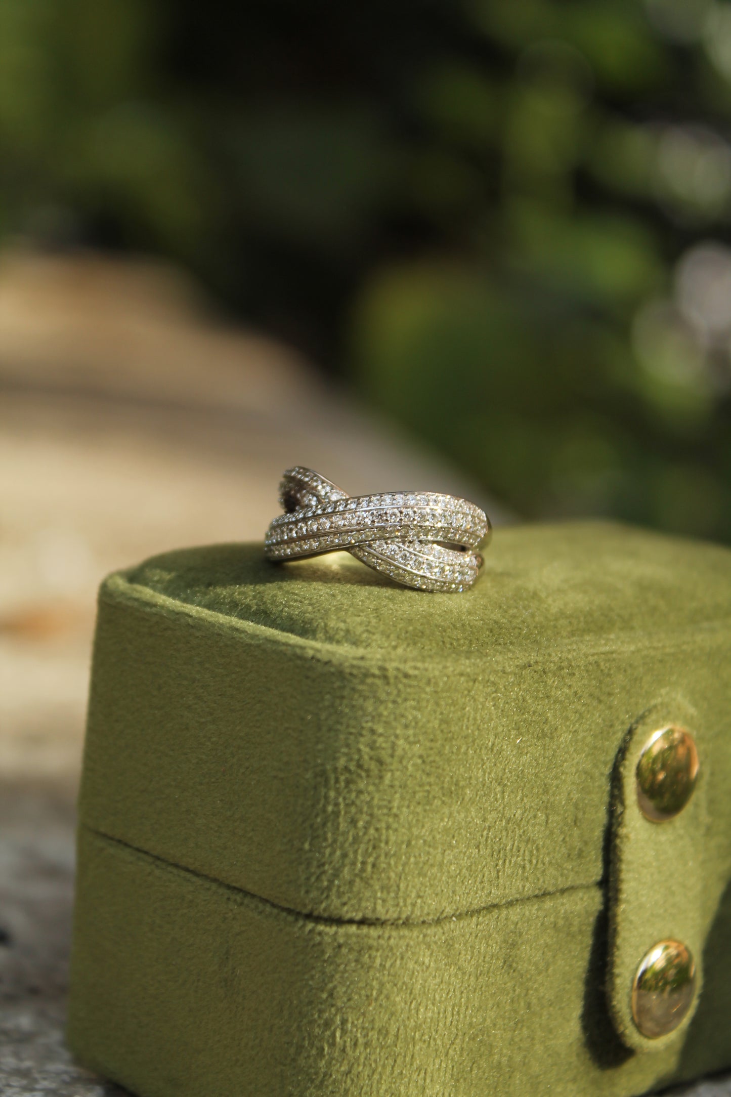 Anillo contemporáneo entrelazado, hecho a mano, oro blanco Italiano y brillantes.