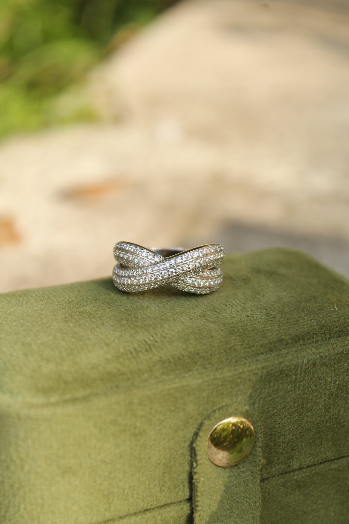 Anillo contemporáneo entrelazado, hecho a mano, oro blanco Italiano y brillantes.