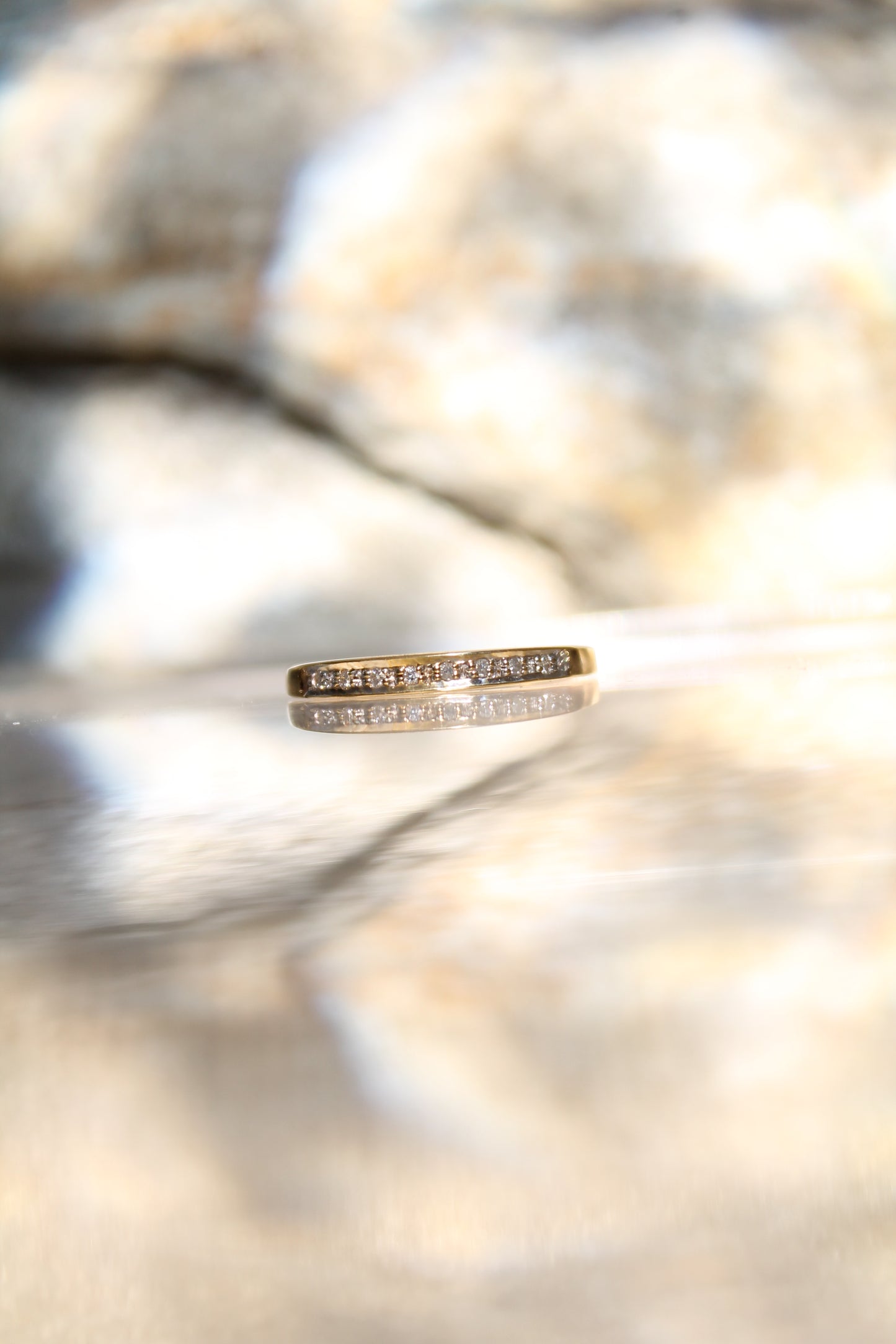 Anillo medio cintillo, metal oro amarillo y brillantes.