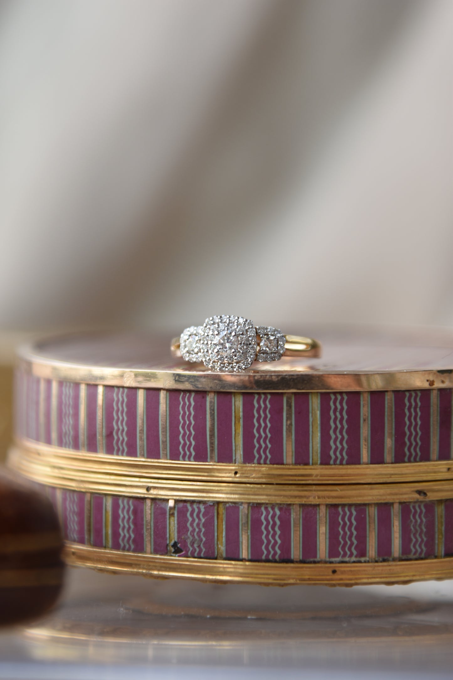 Anillo triple halo, metal oro amarillo y brillantes