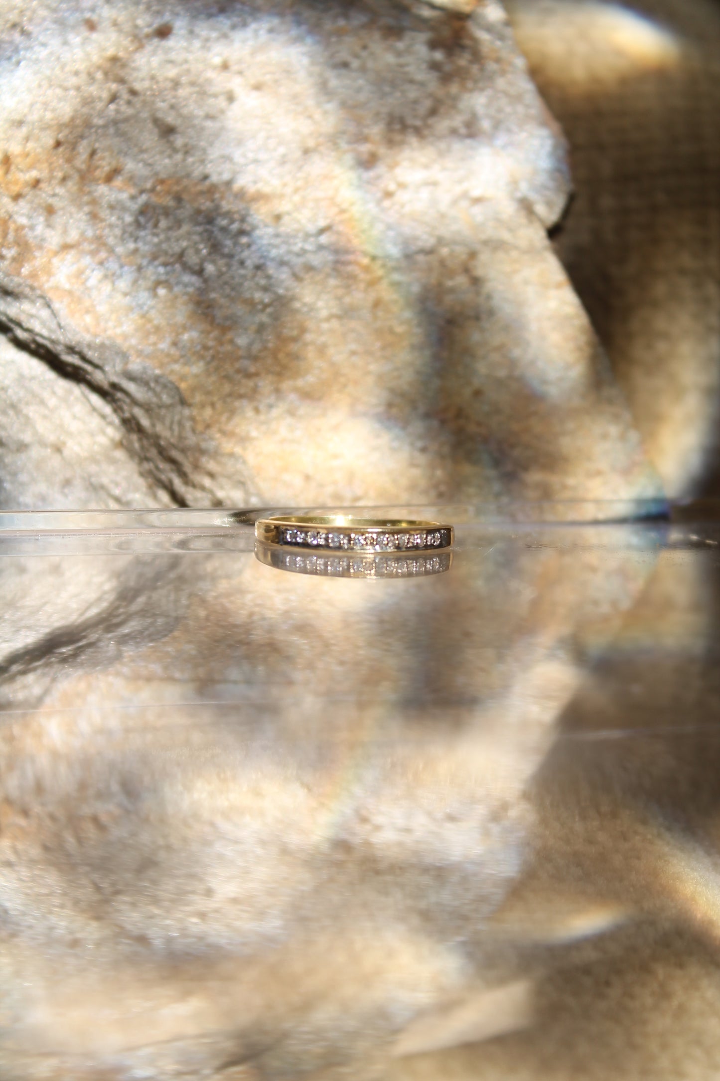 Anillo medio cintillo, metal oro amarillo y brillantes.