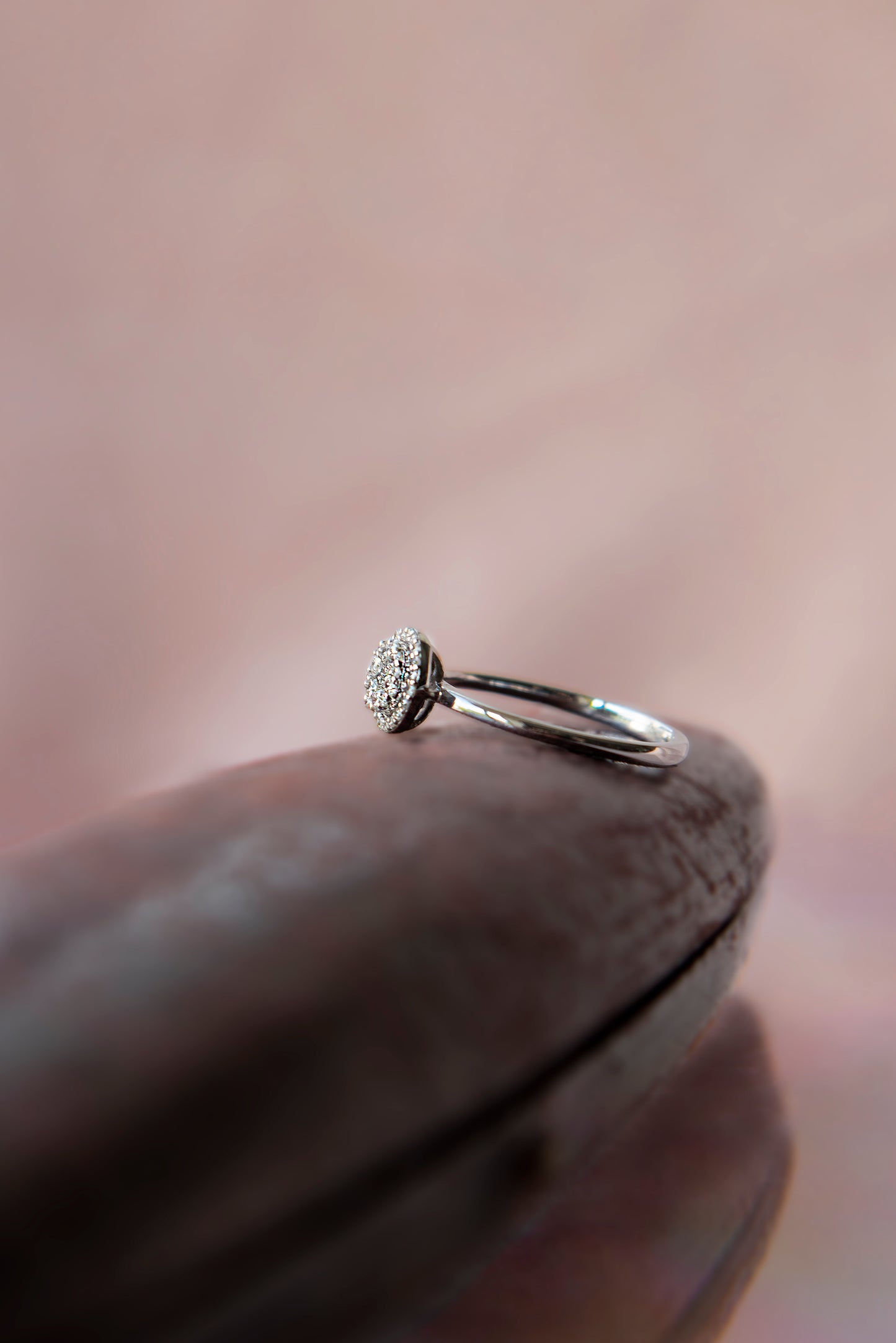 Anillo halo, oro blanco y brillantes