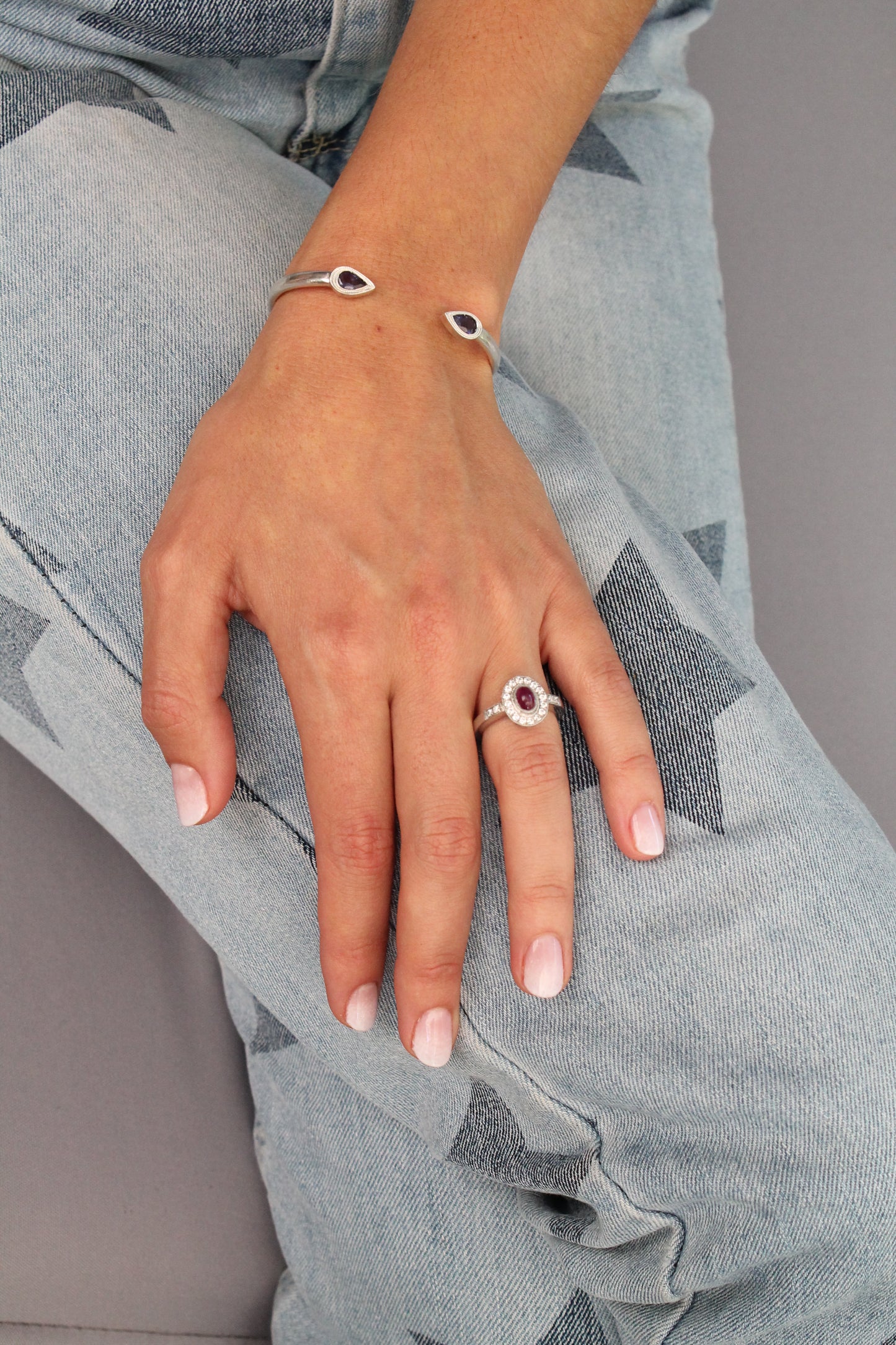 Anillo hecho a mano, a pedido, plata 925, rodio platino, zirconitas y rubí cabouchon.
