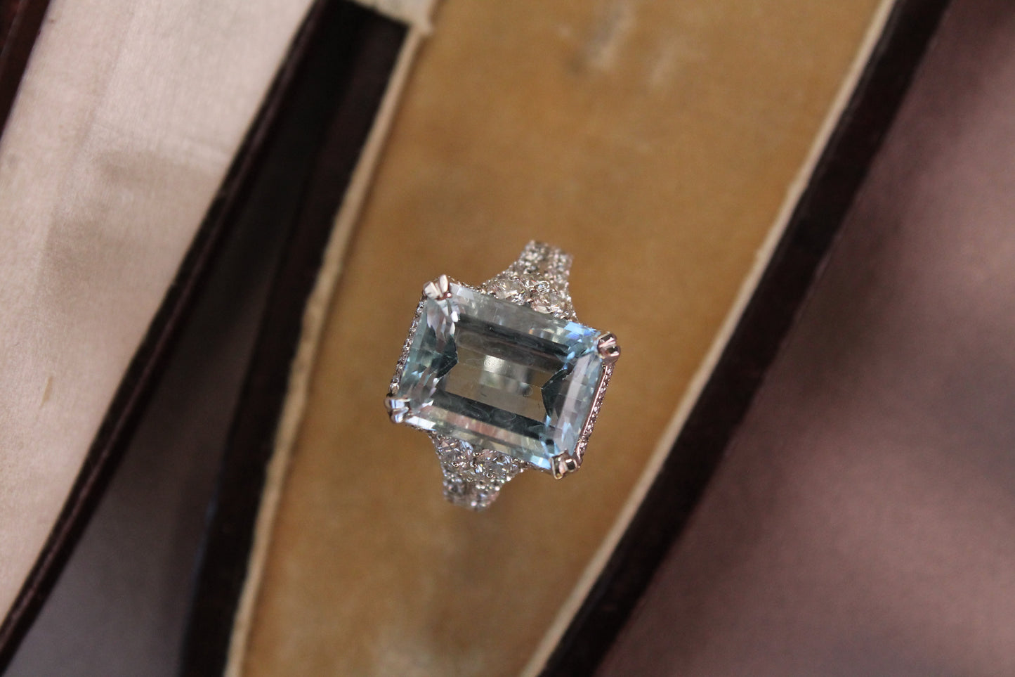 Anillo maxi europeo, hecho a mano, platino, aguamarina y brillantes.