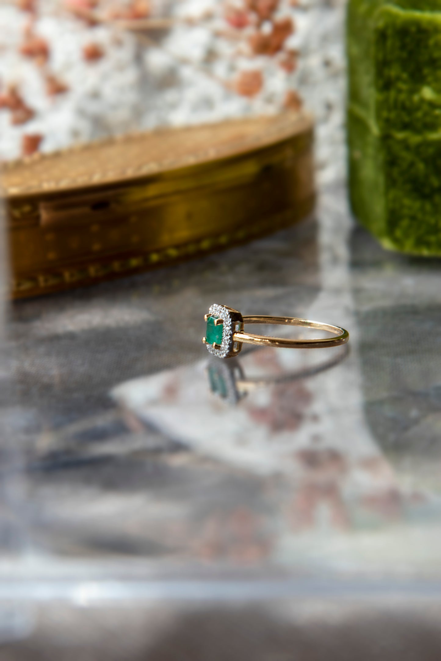 Anillo modelo halo octogonal, oro amarillo, esmeralda y brillantes