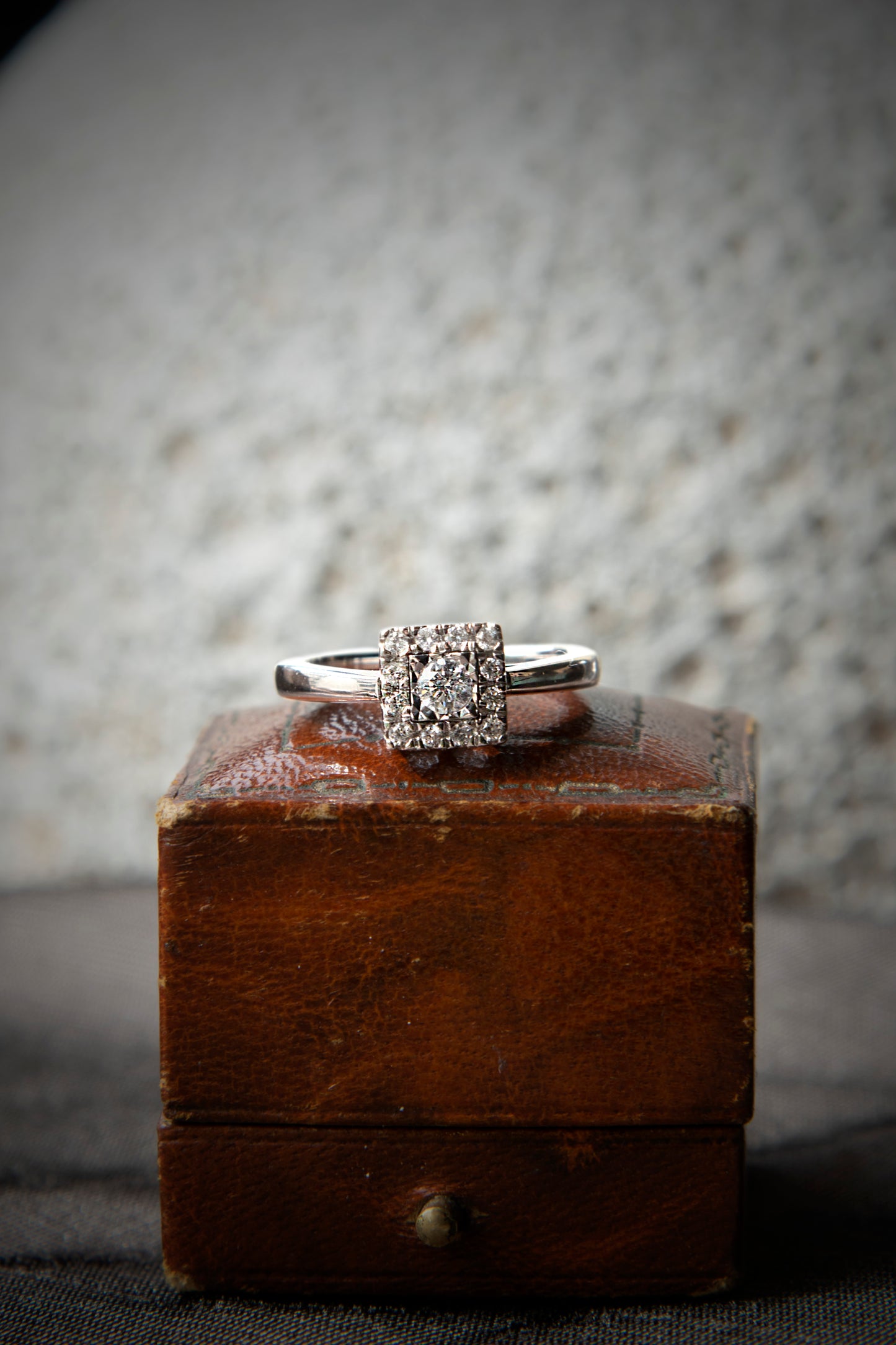 Anillo modelo halo cuadrado, oro blanco y brillantes