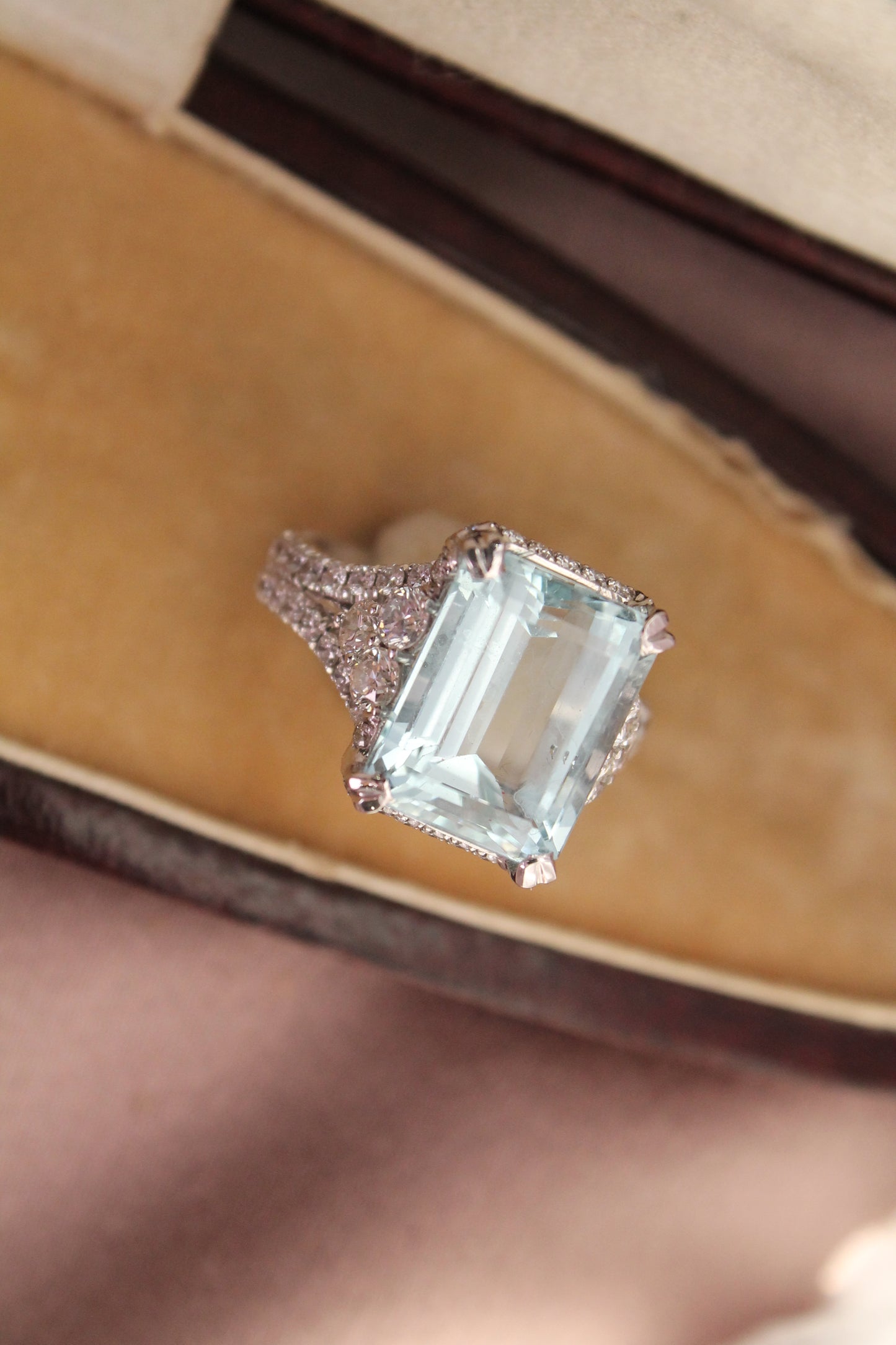 Anillo maxi europeo, hecho a mano, platino, aguamarina y brillantes.