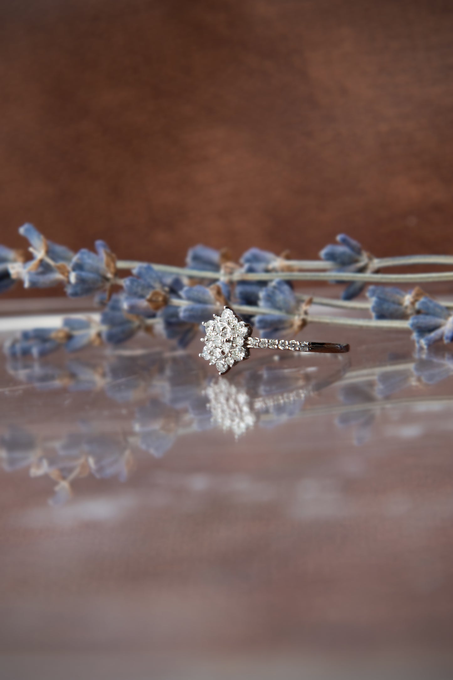 Anillo diseño floral, oro blanco con baño de rodio y brillantes