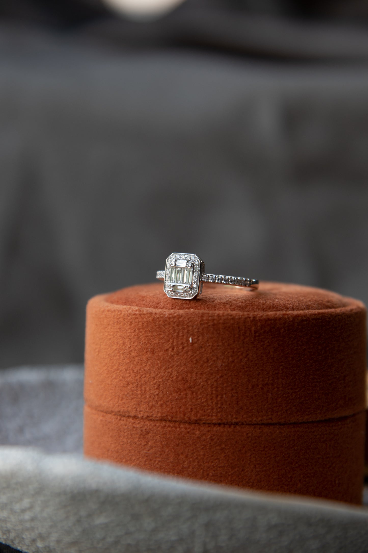 Anillo modelo octogonal, oro blanco con baño de rodio y diamantes