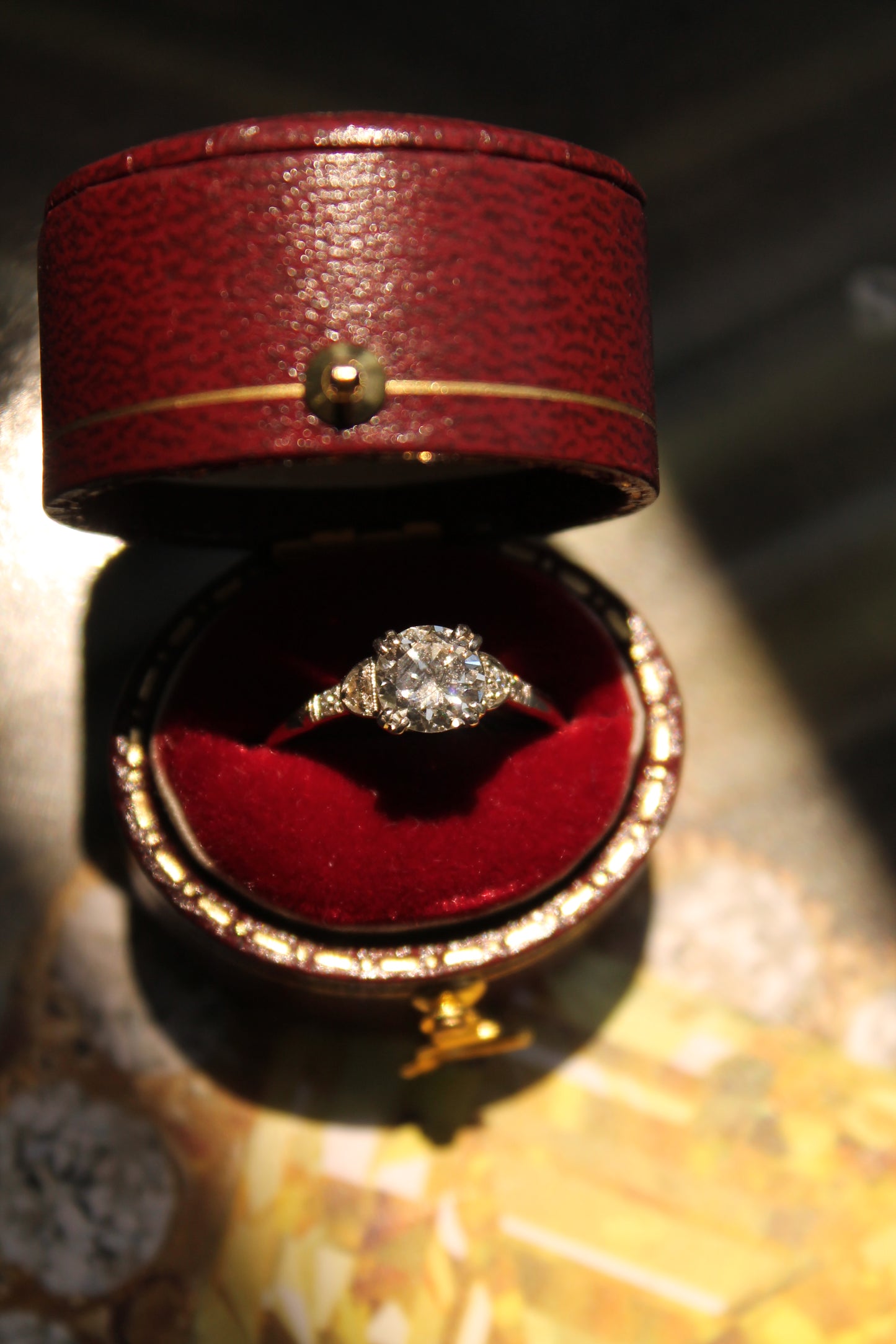 Anillo solitario europeo, hecho a mano, de oro blanco italiano y brillantes.