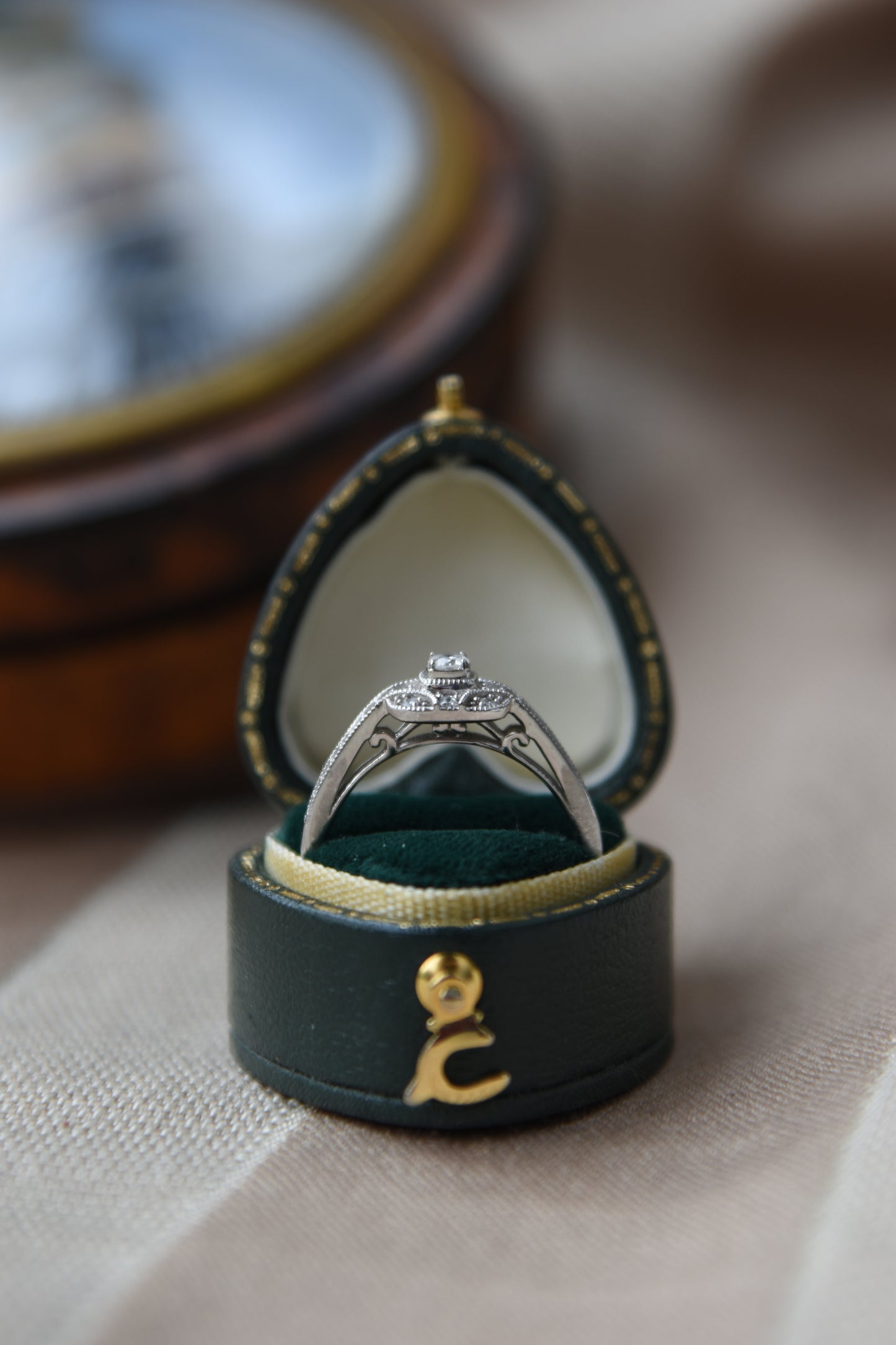 Anillo oro blanco con baño de rodio y brillantes