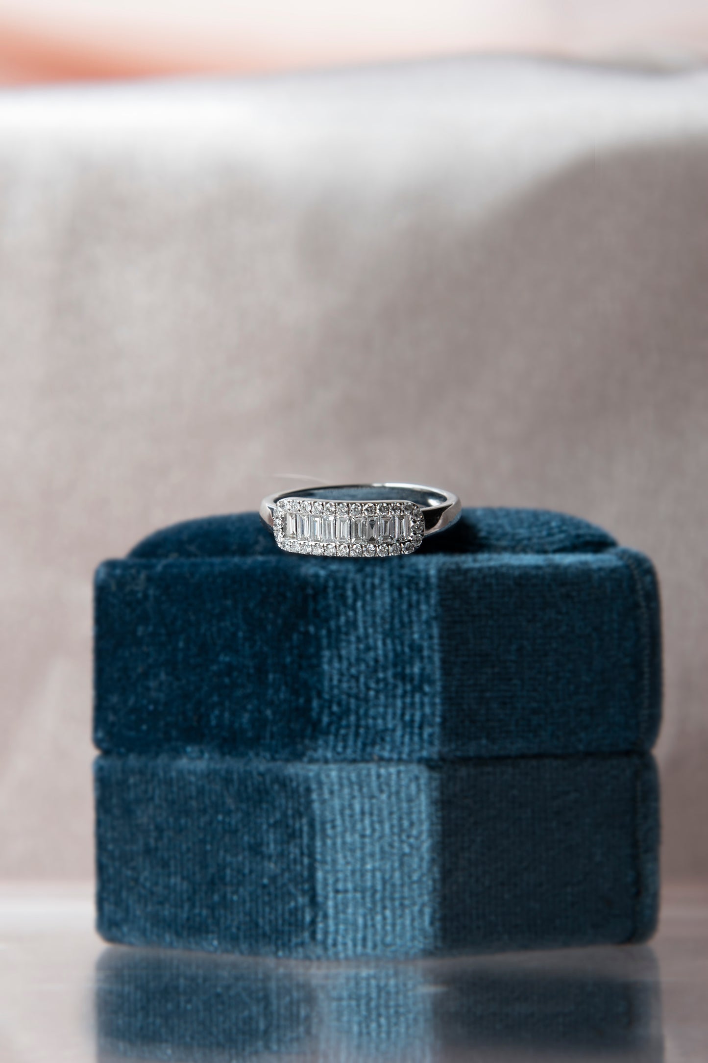 Anillo modelo medio cintillo, oro blanco y diamantes