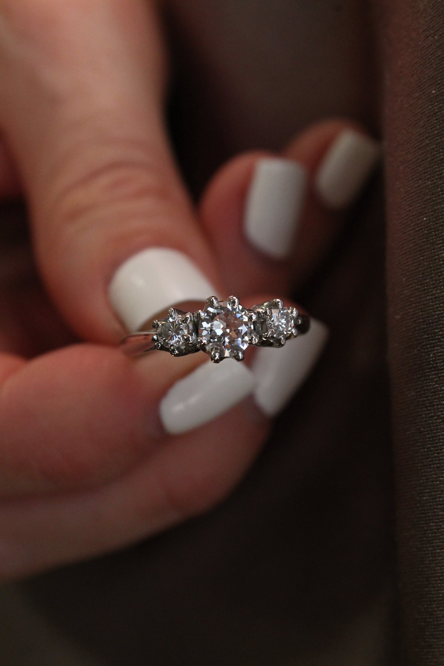 Anillo hecho a mano, platino y brillantes.