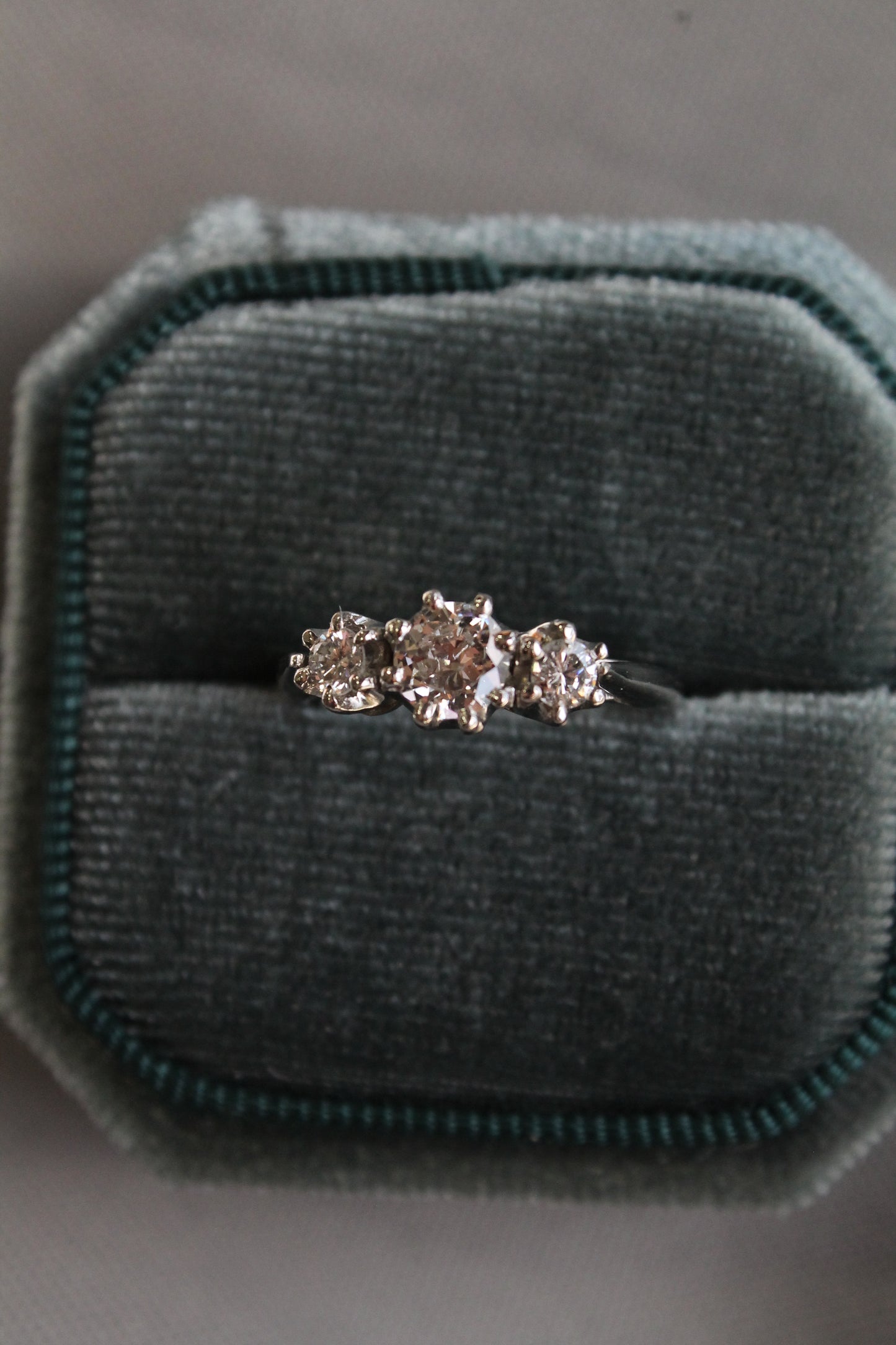 Anillo hecho a mano, platino y brillantes.