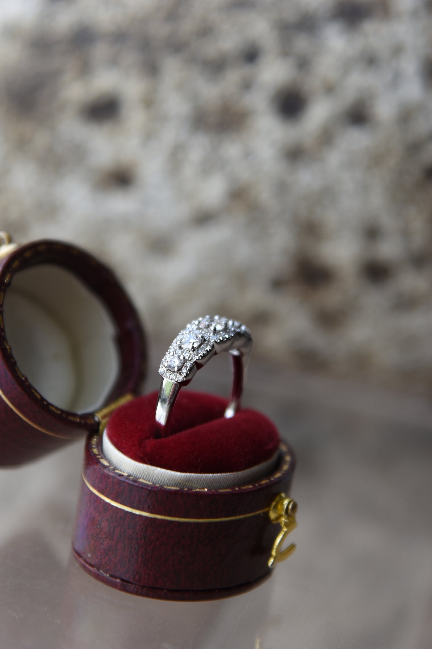 Anillo modelo quintillo halo, oro blanco y brillantes