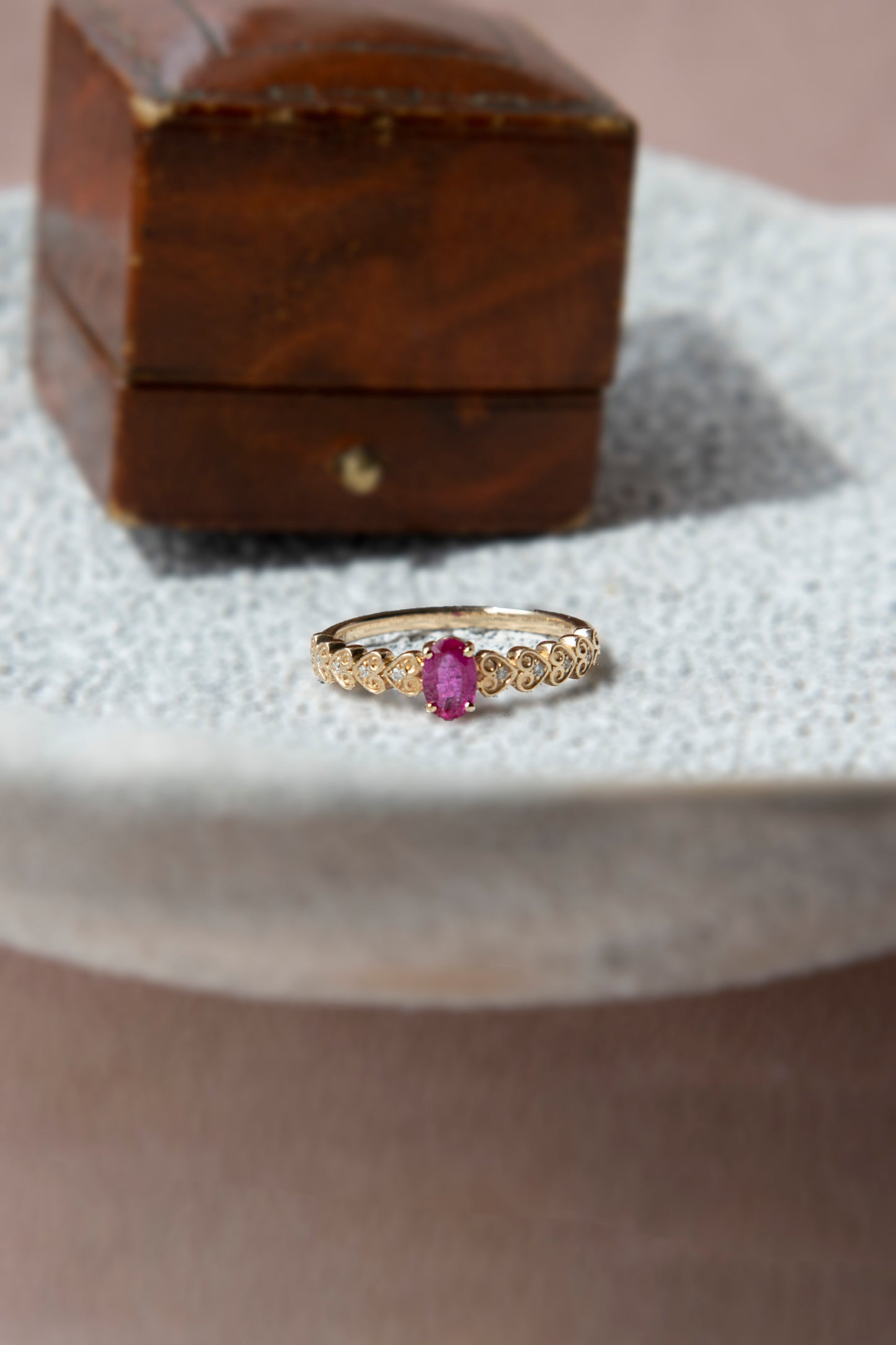 Anillo modelo solitario, oro amarillo y rubí