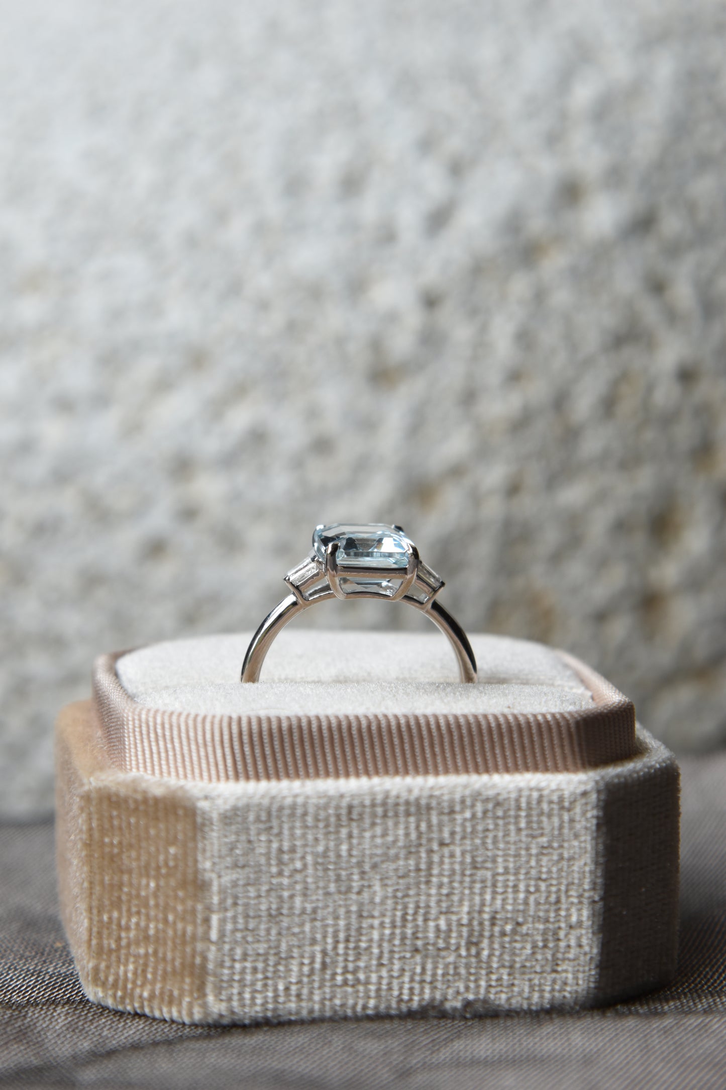 Anillo oro blanco, con baño de rodio, aguamarina y diamantes talla trapecio