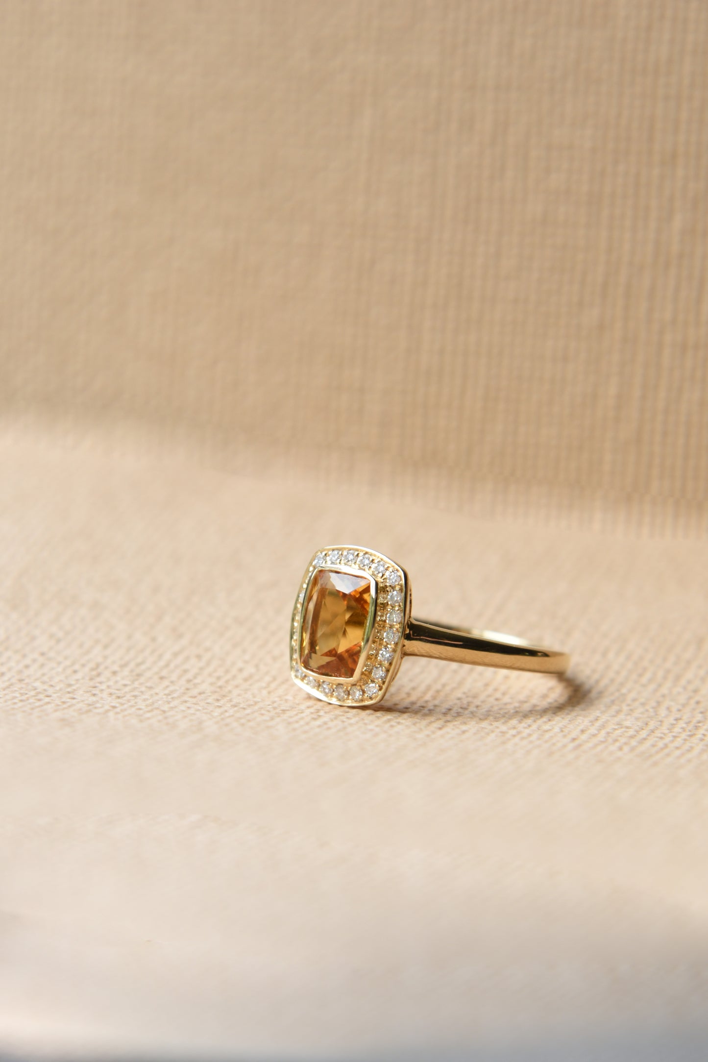 Anillo modelo halo cushion, oro amarillo, cuarzo citrino y brillantes