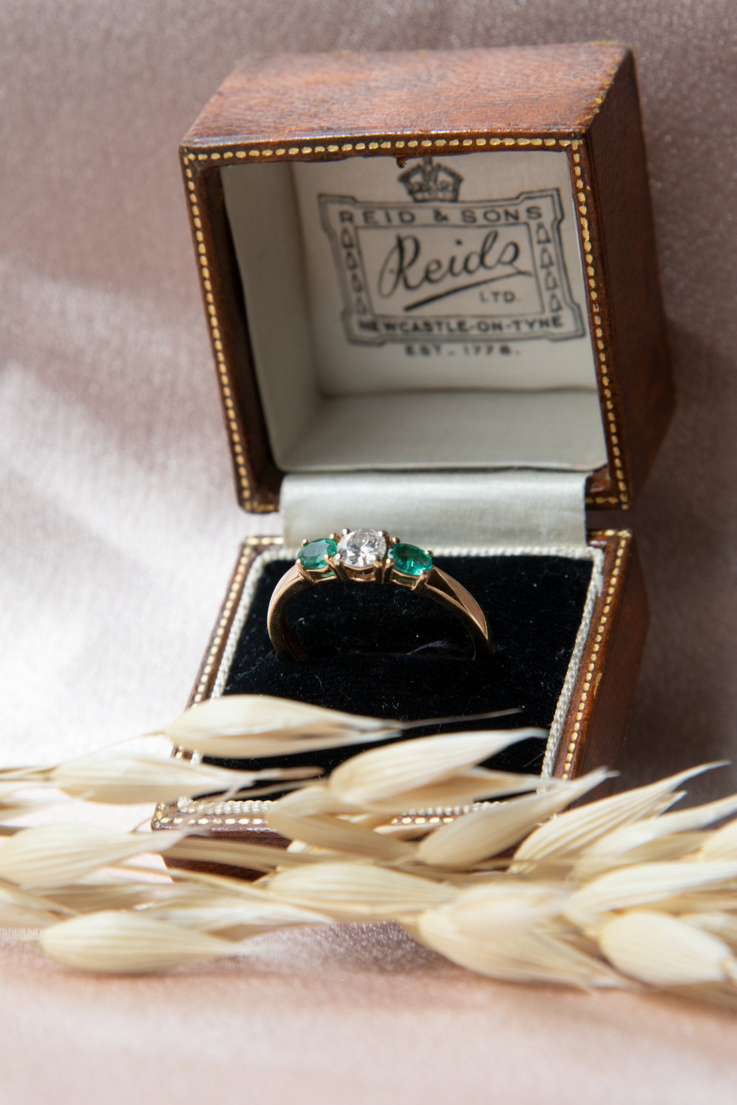 Anillo modelo tricillo, oro amarillo, brillante y esmeraldas