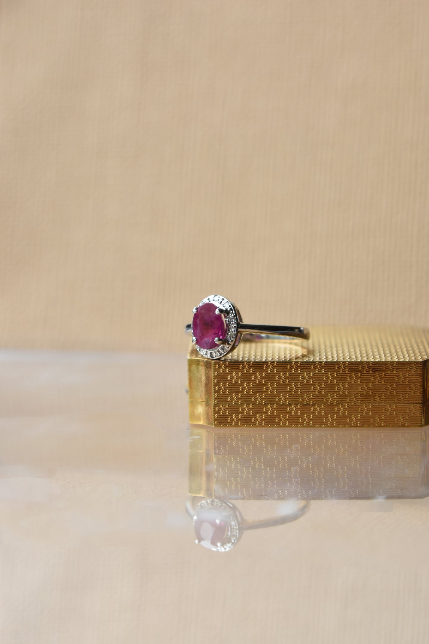 Anillo modelo halo oval, oro blanco, rubí y brillantes