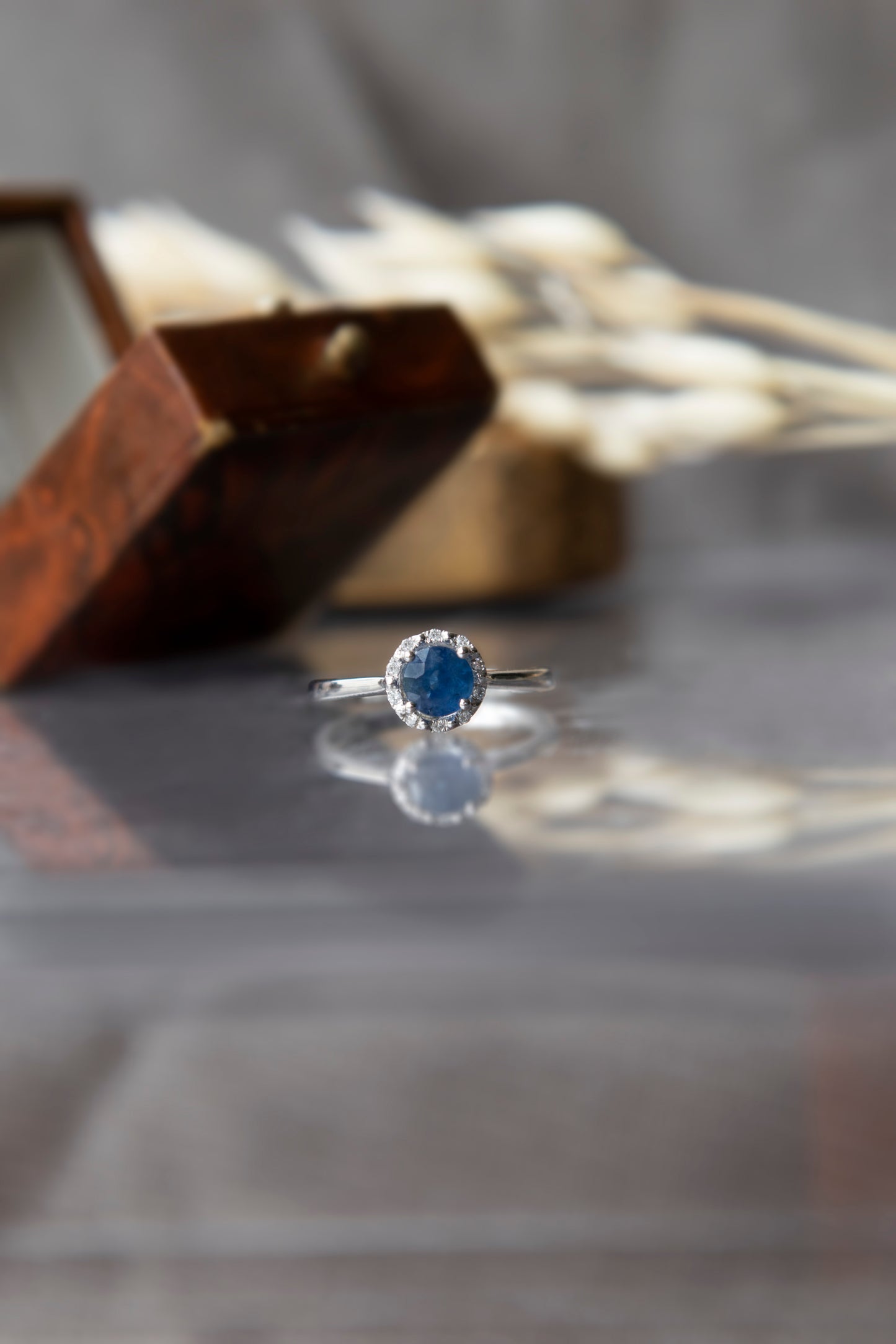 Anillo modelo halo, oro blanco, zafiro y brillantes