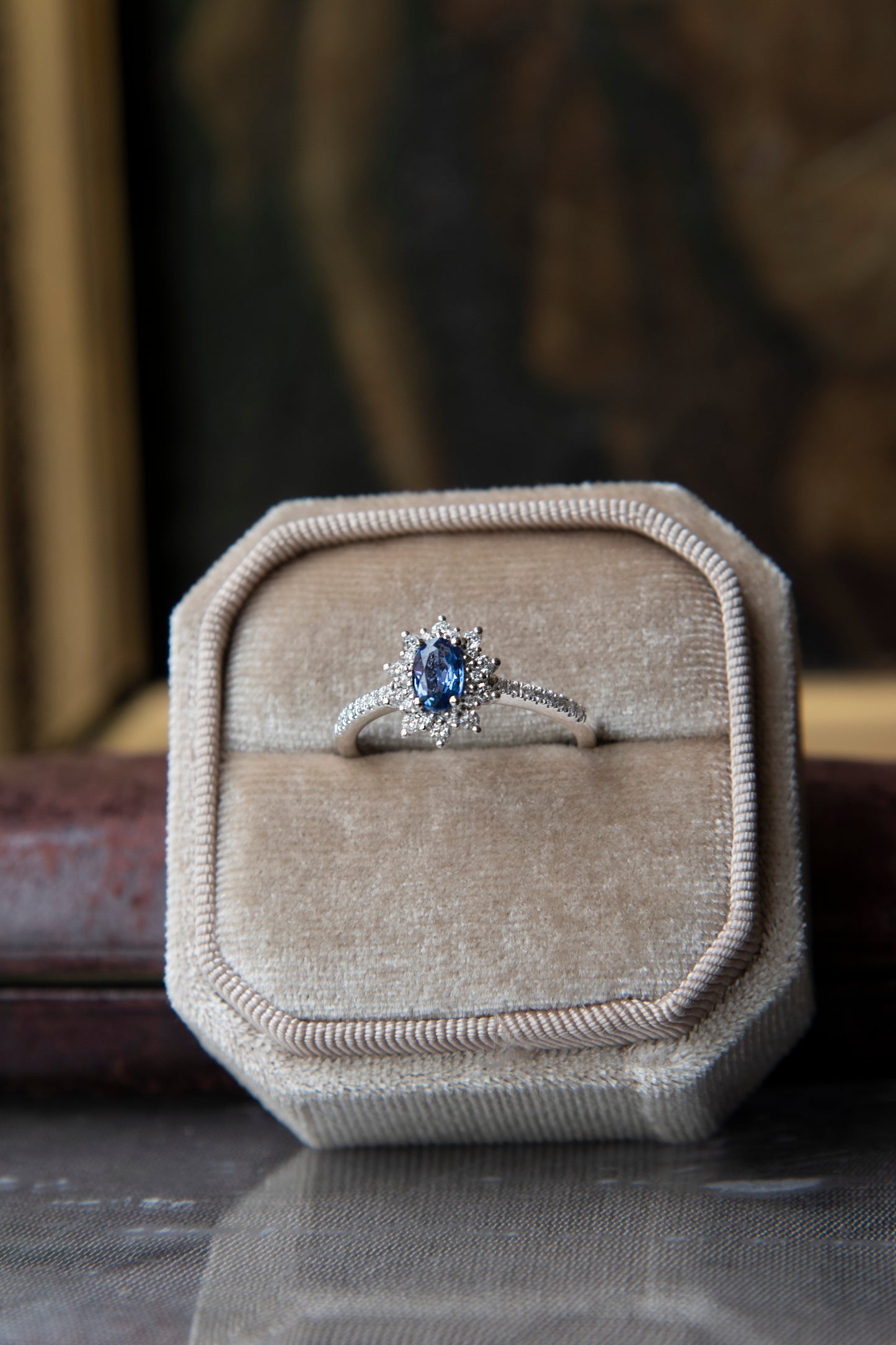 Anillo modelo Lady Di, oro blanco, zafiro y brillantes