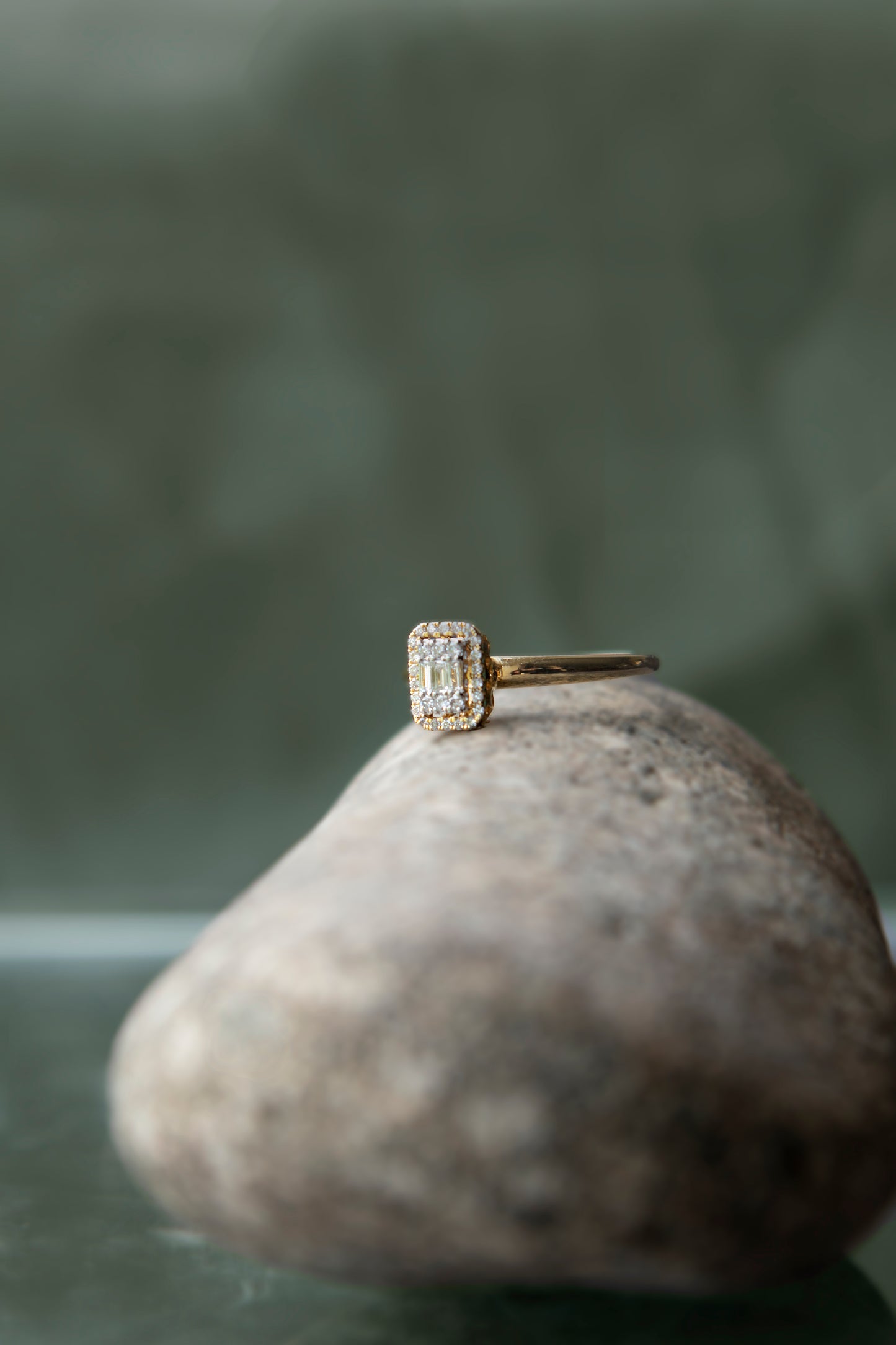 Anillo modelo halo, oro amarillo y diamantes