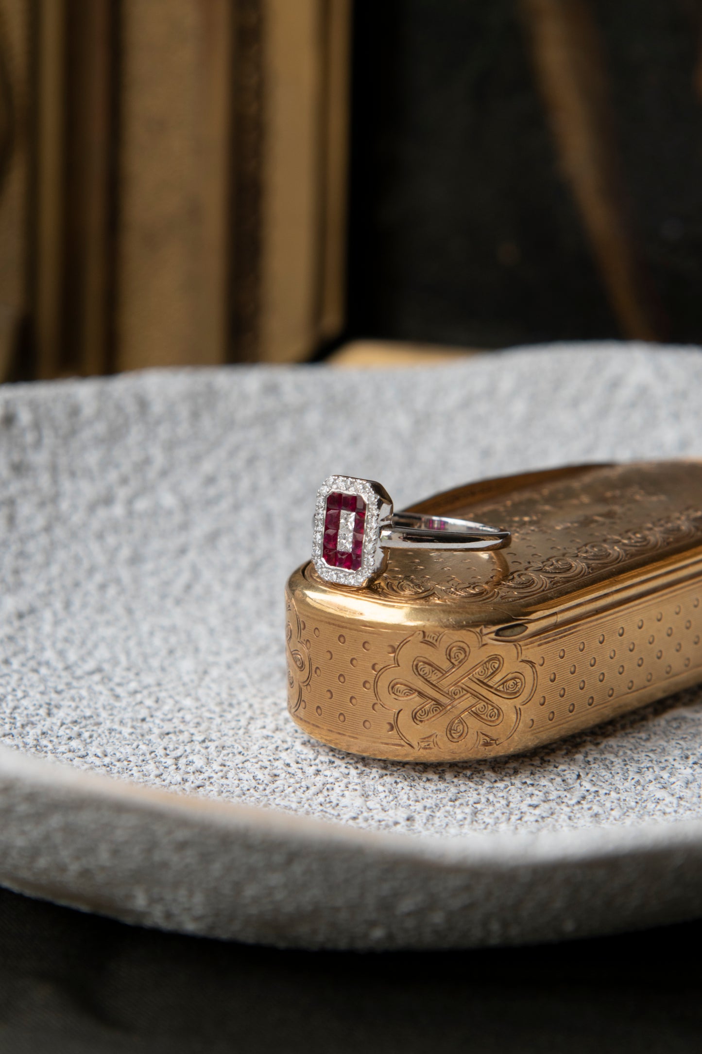 Anillo modelo halo, oro blanco, rubí y brillantes