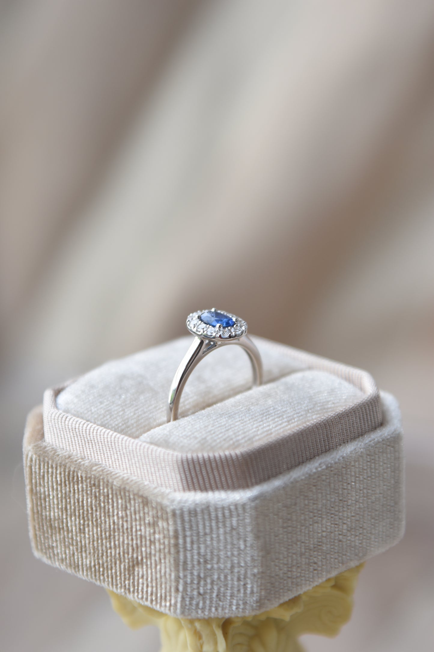 Anillo modelo Ladi Dy, oro blanco de 18k, zafiro y brillantes