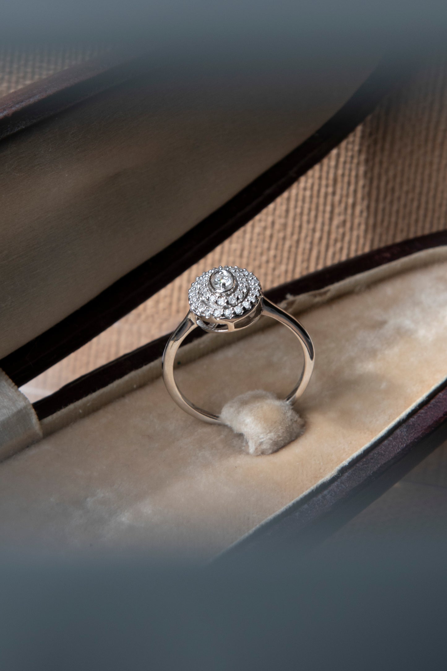 Anillo modelo halo, oro blanco, oro amarillo y brillantes