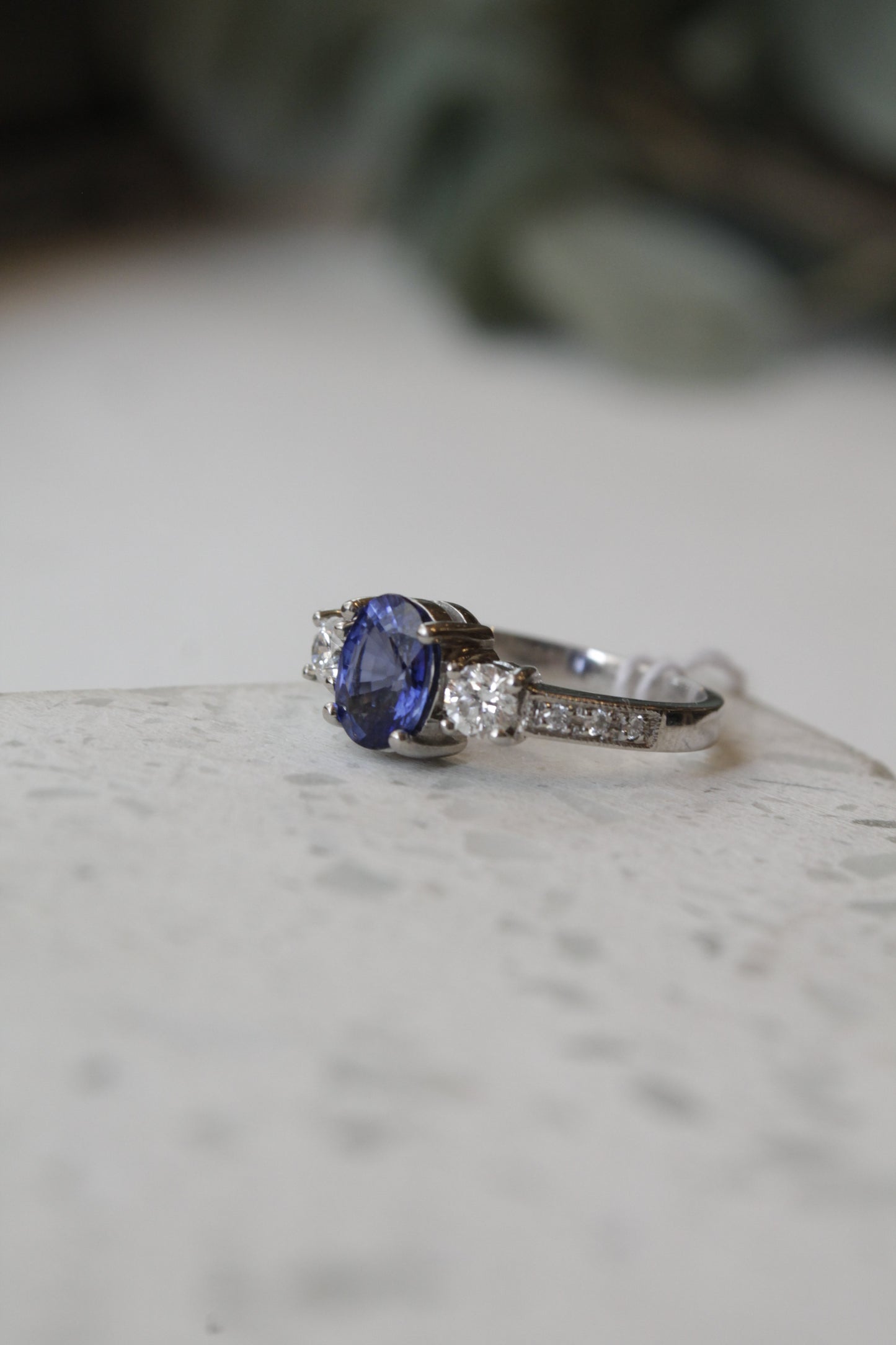 Anillo tricillo, platino, zafiro y brillantes