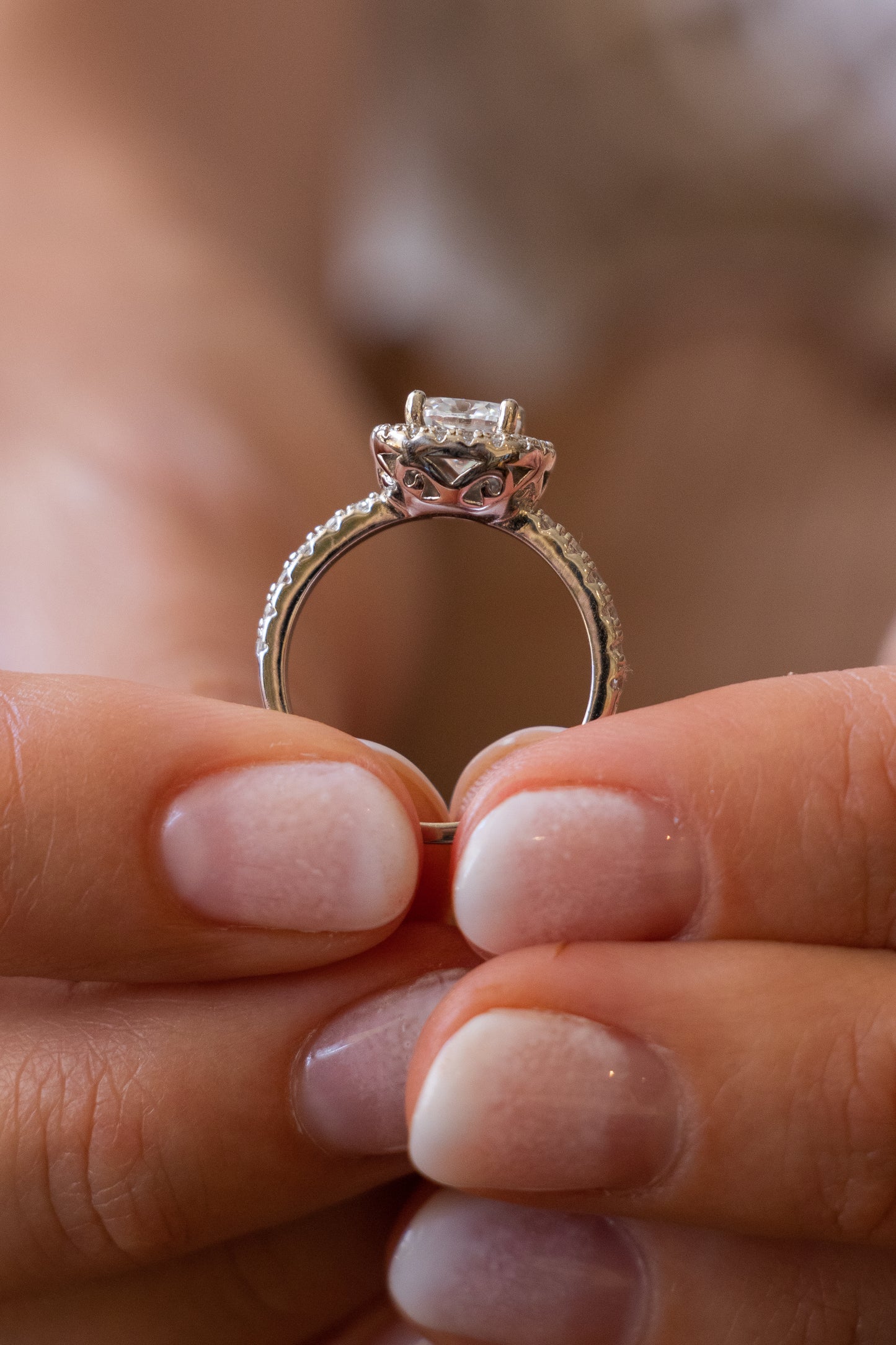 Anillo halo cojín, plata 925, con moissanita central Cushion rodeada de zirconitas.