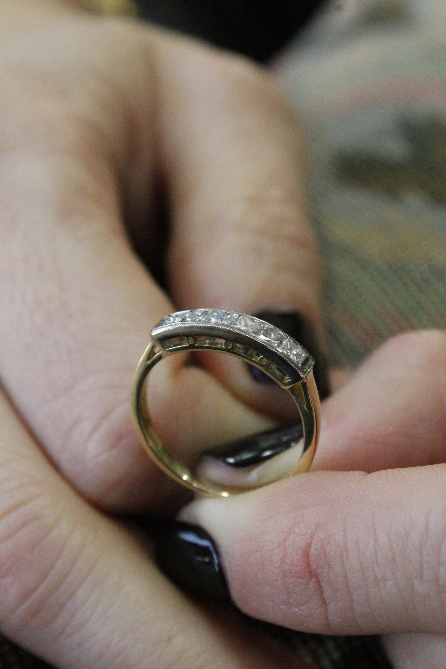 Anillo europeo hecho a mano, oro amarillo, platino y diamantes princesa.
