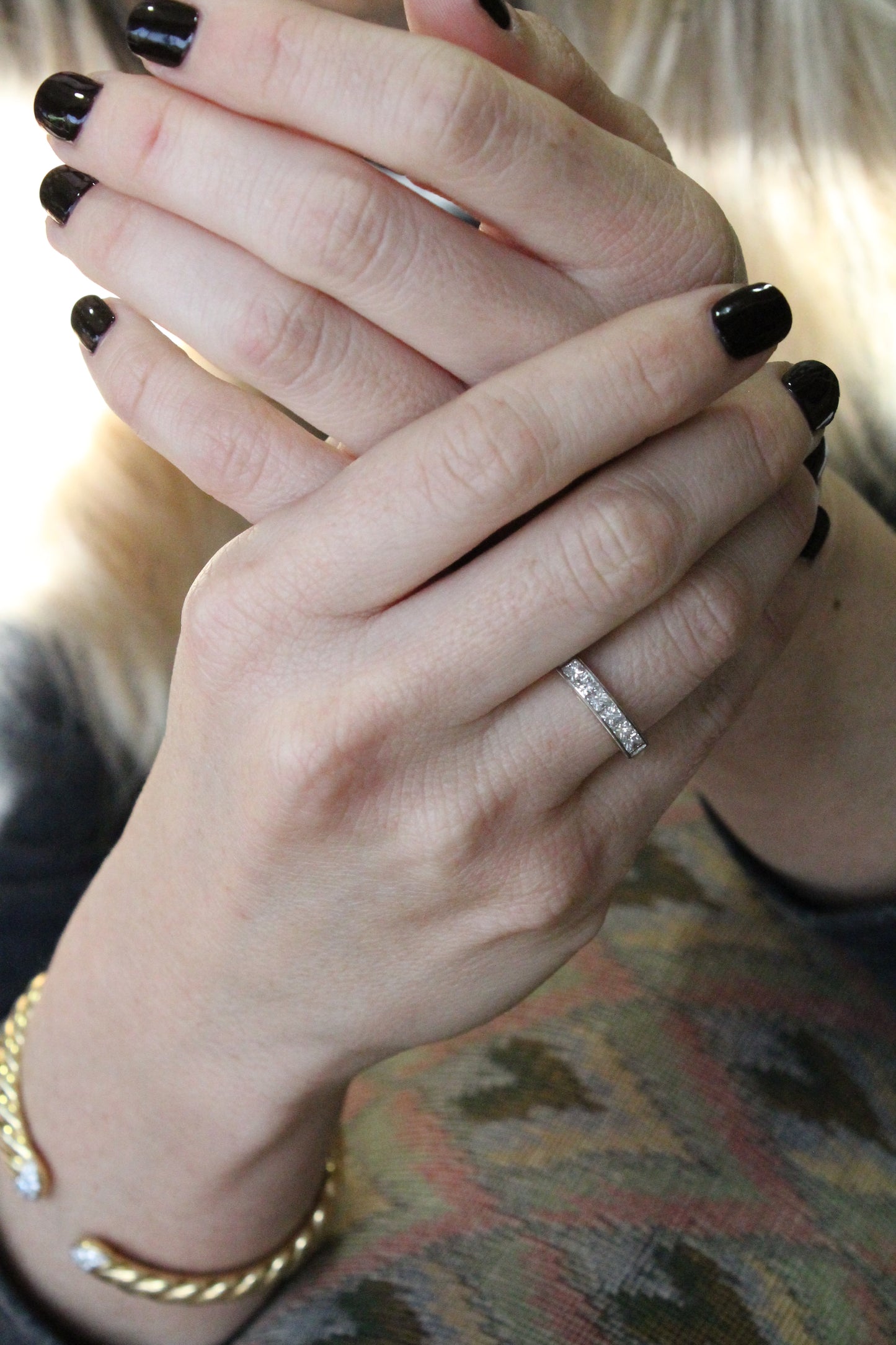 Anillo europeo hecho a mano, oro amarillo, platino y diamantes princesa.