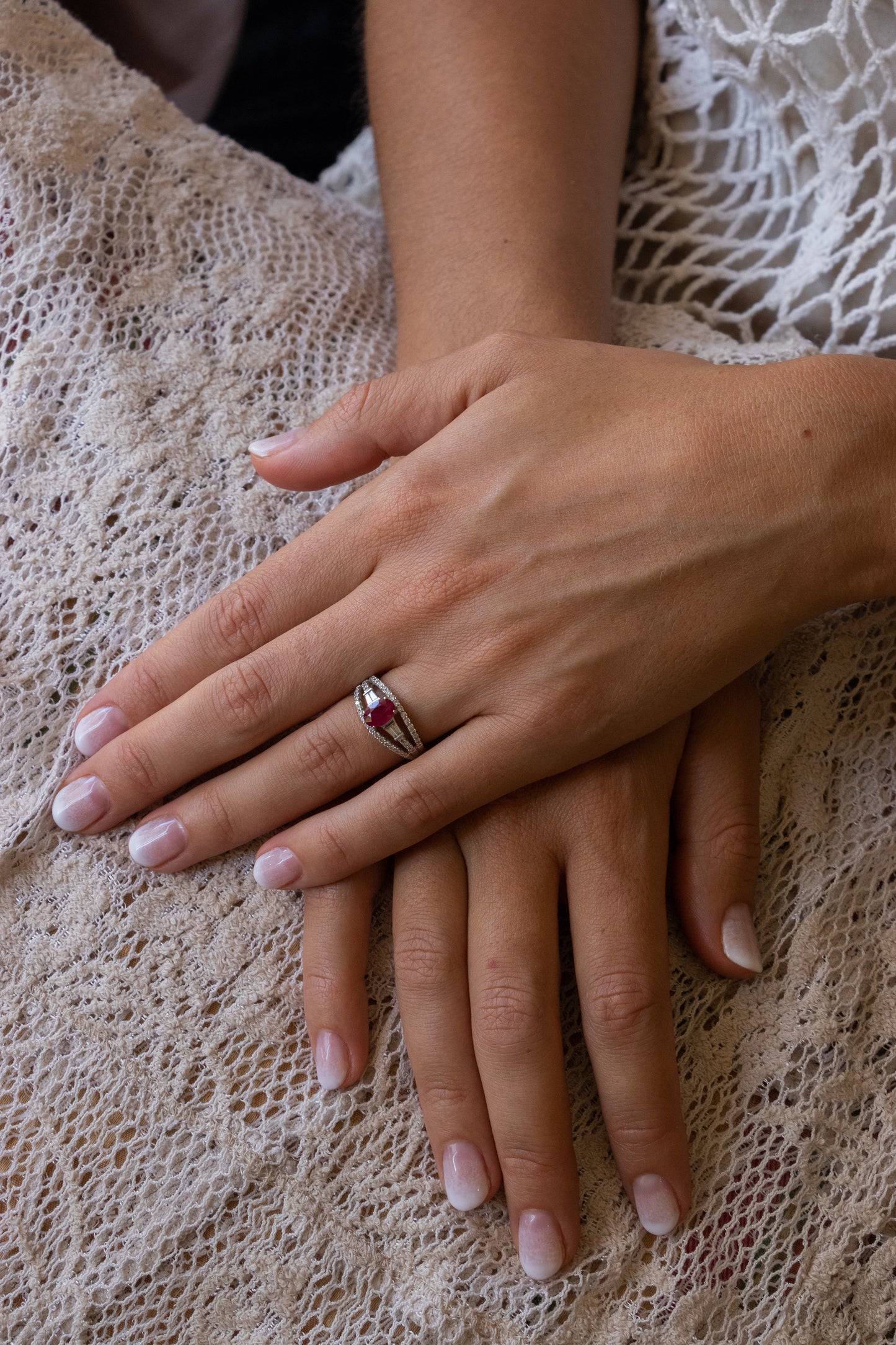 Anillo europeo, oro blanco italiano, rubí y brillantes.