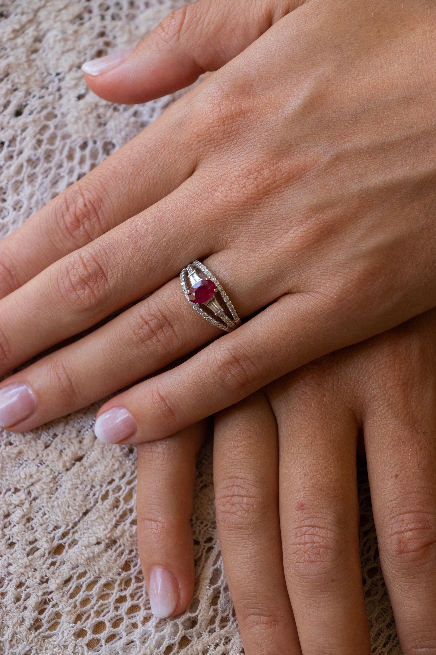 Anillo europeo, oro blanco italiano, rubí y brillantes.