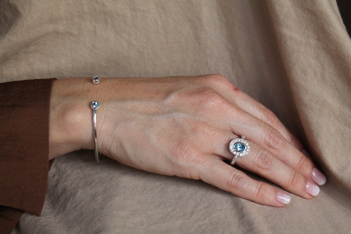Anillo oval hecho a mano, plata 925, rodio platino, zirconitas y topacio azul.