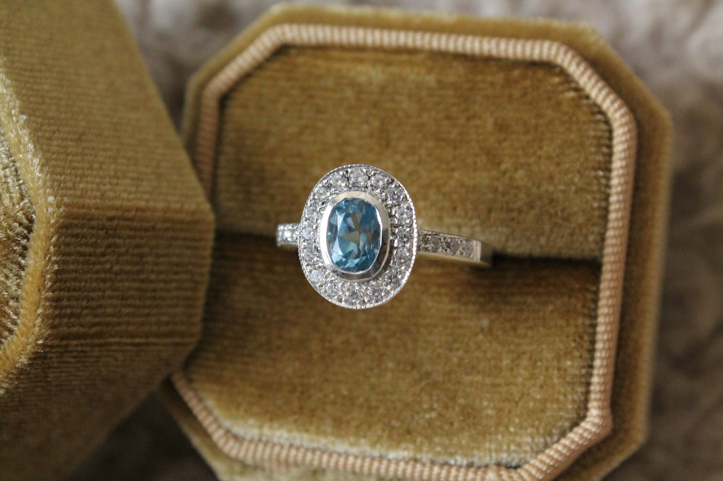 Anillo oval hecho a mano, plata 925, rodio platino, zirconitas y topacio azul.