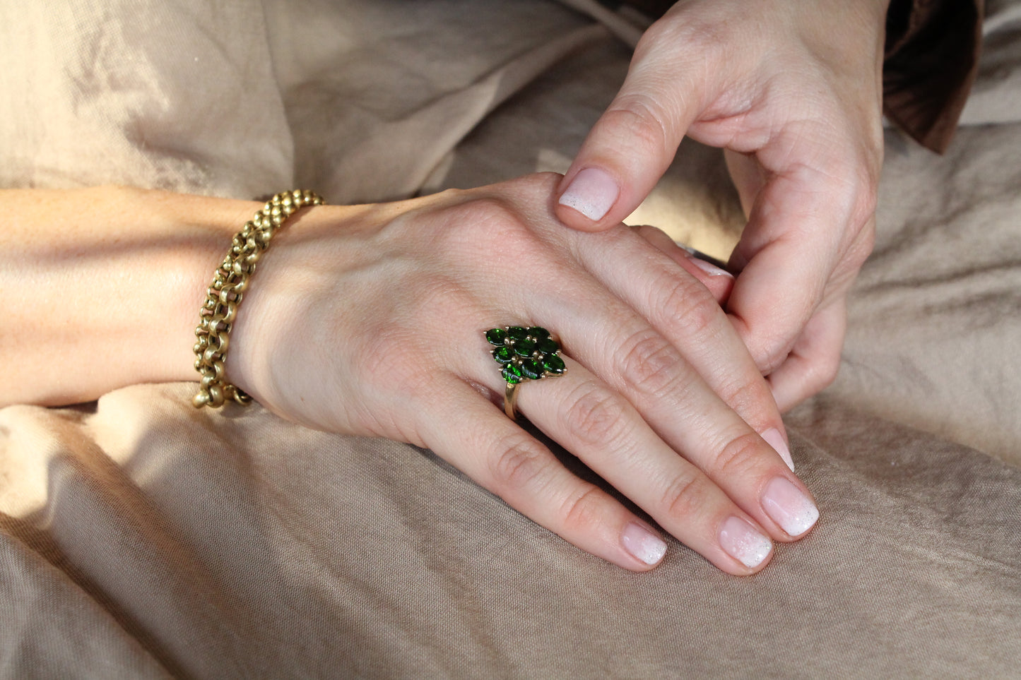 Anillo oro amarillo y peridotos