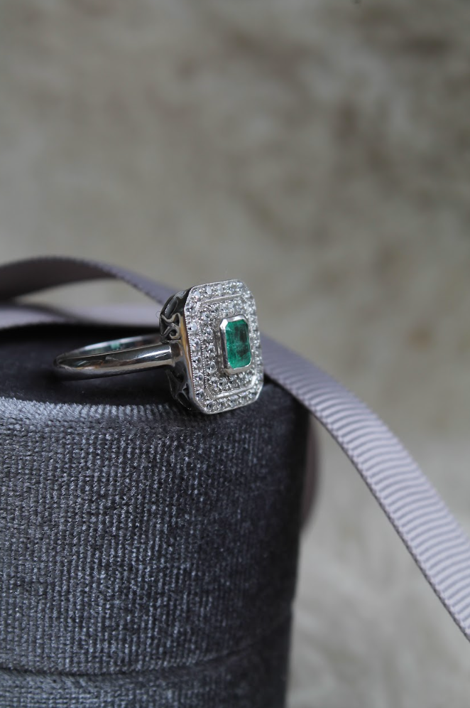 Anillo hecho a mano, plata 925, rodio platino, zirconitas y esmeralda.