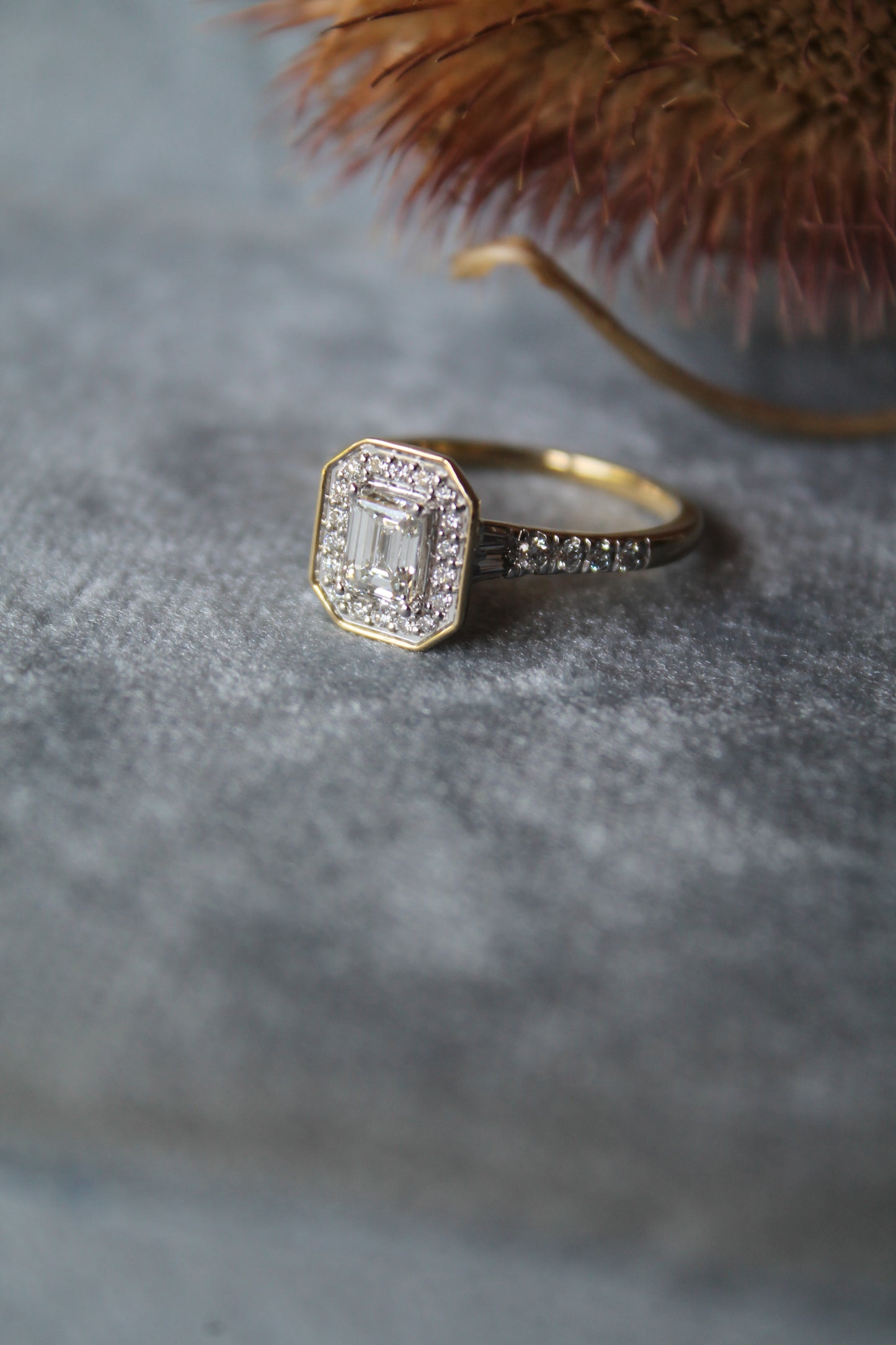 Anillo modelo octogonal, metal oro amarillo y diamantes de laboratorio